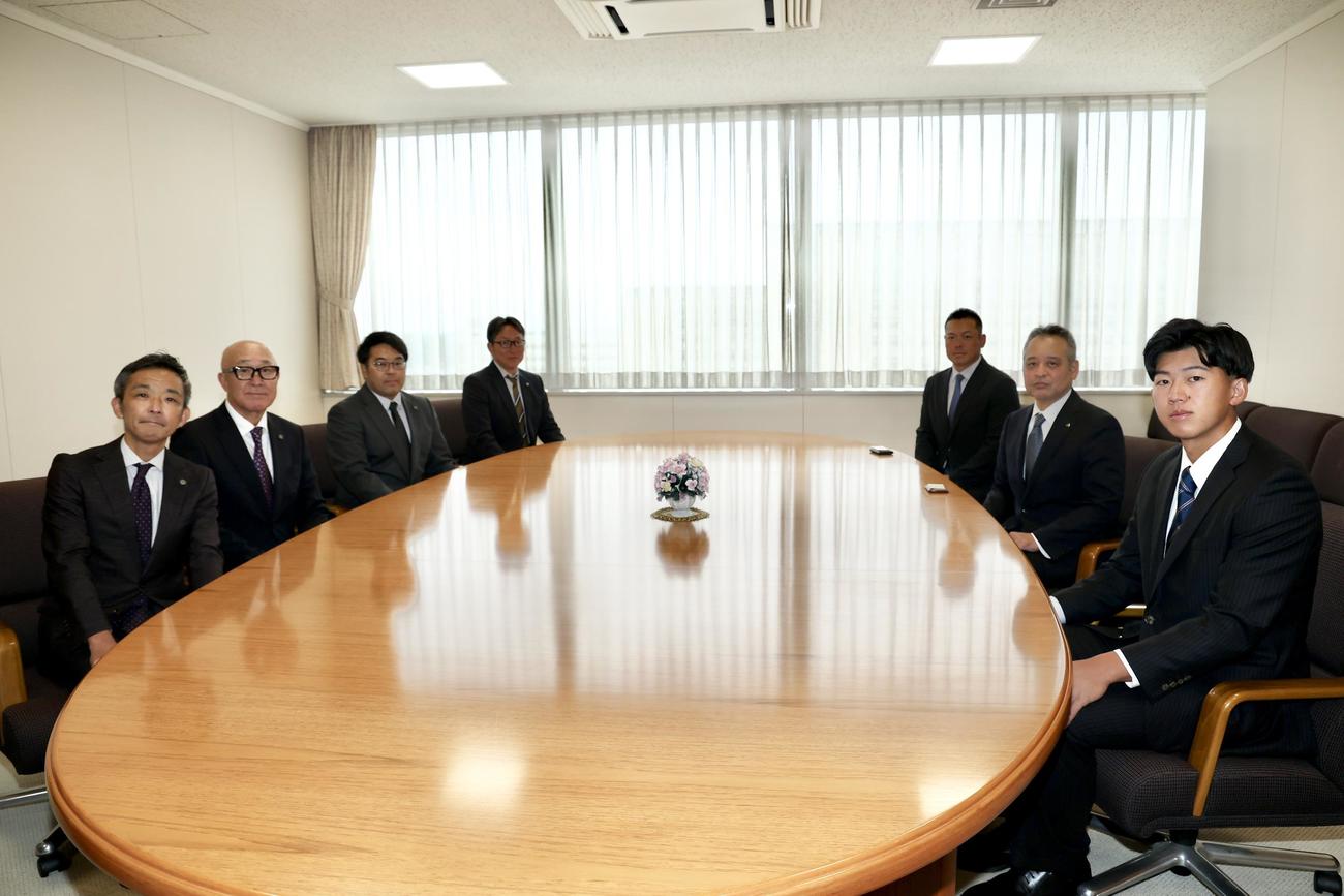 ドラフト指名選手あいさつに臨む、左から阪神竹内球団副本部長、畑山統括スカウト、東編成ディレクター、吉野スカウト、手前右から創価大・立石、佐藤監督、高口コーチ（撮影・河田真司）