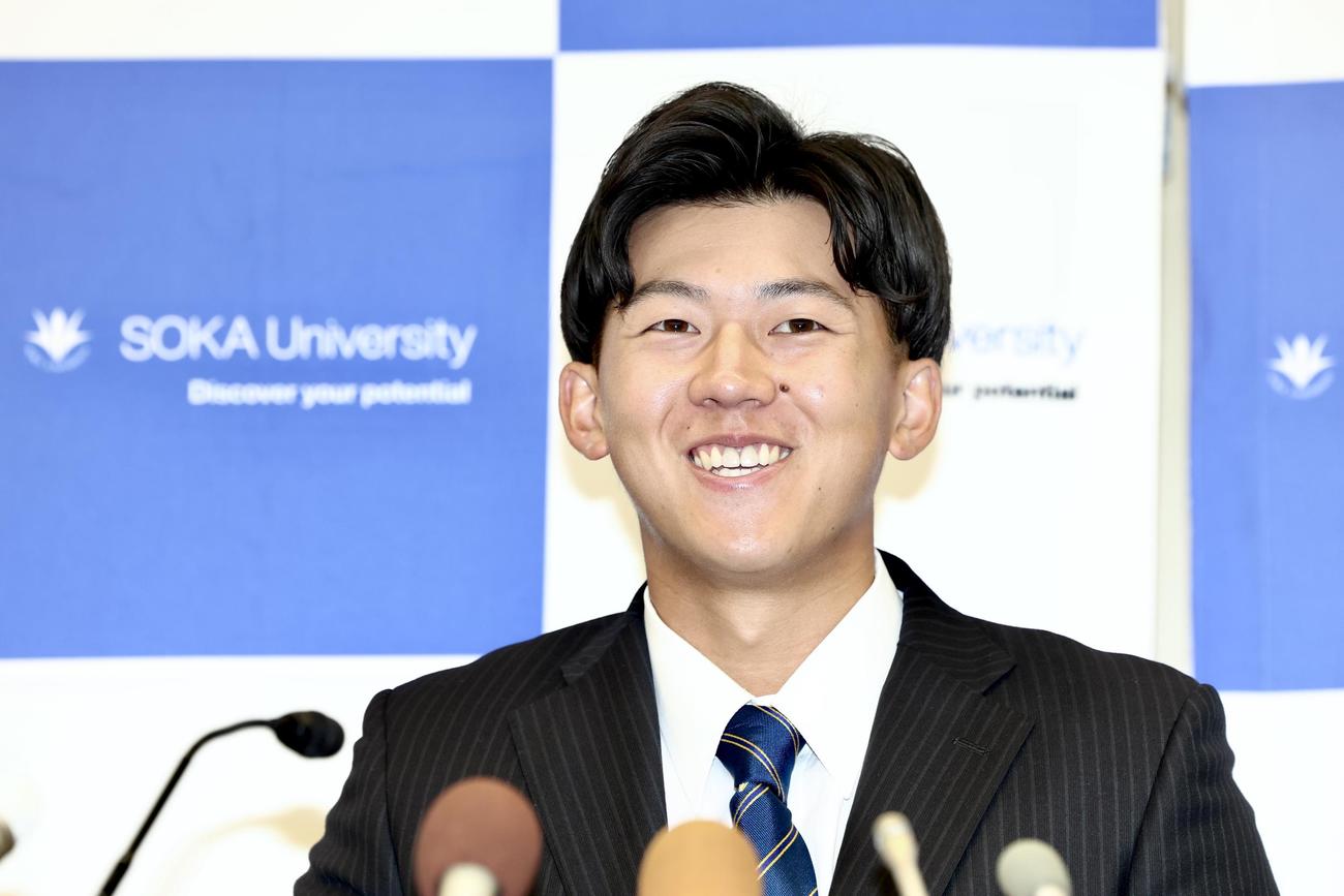 指名あいさつ後の会見に臨む創価大・立石（撮影・河田真司）