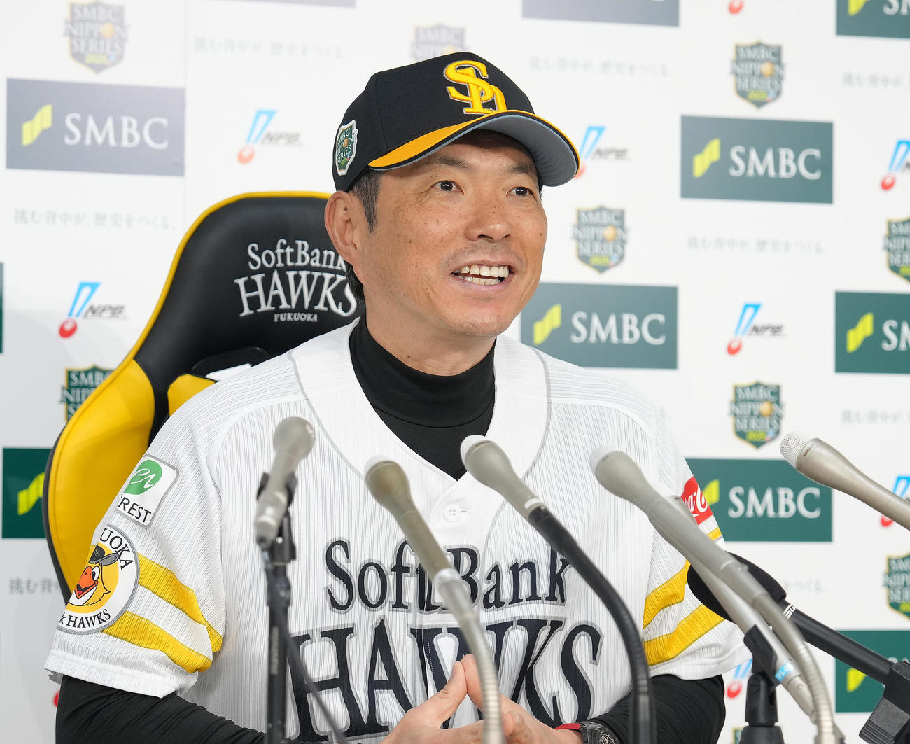 前日会見で笑顔を見せるソフトバンク小久保監督（撮影・足立雅史）