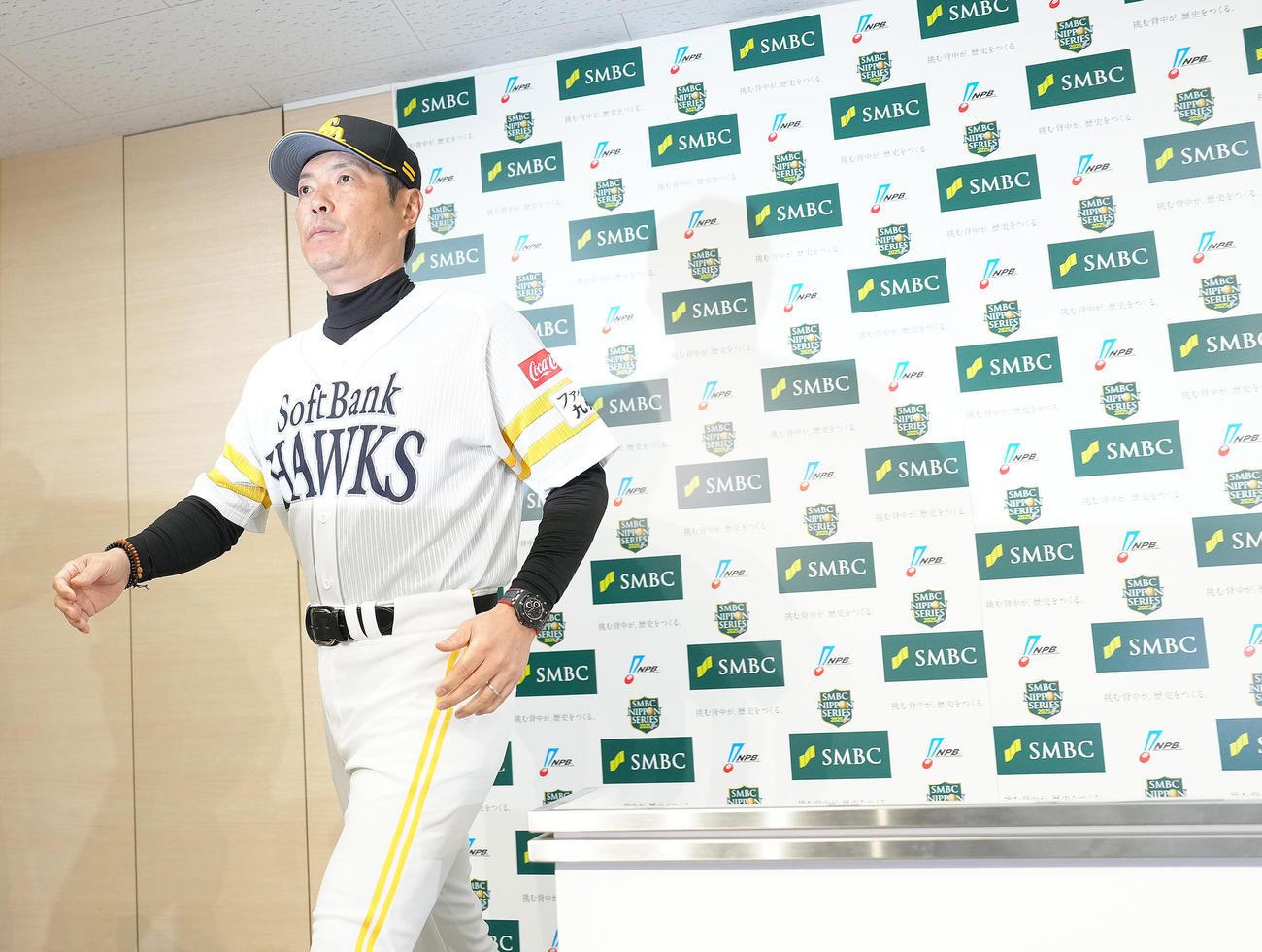 会見場を後にするソフトバンク小久保監督（撮影・足立雅史）