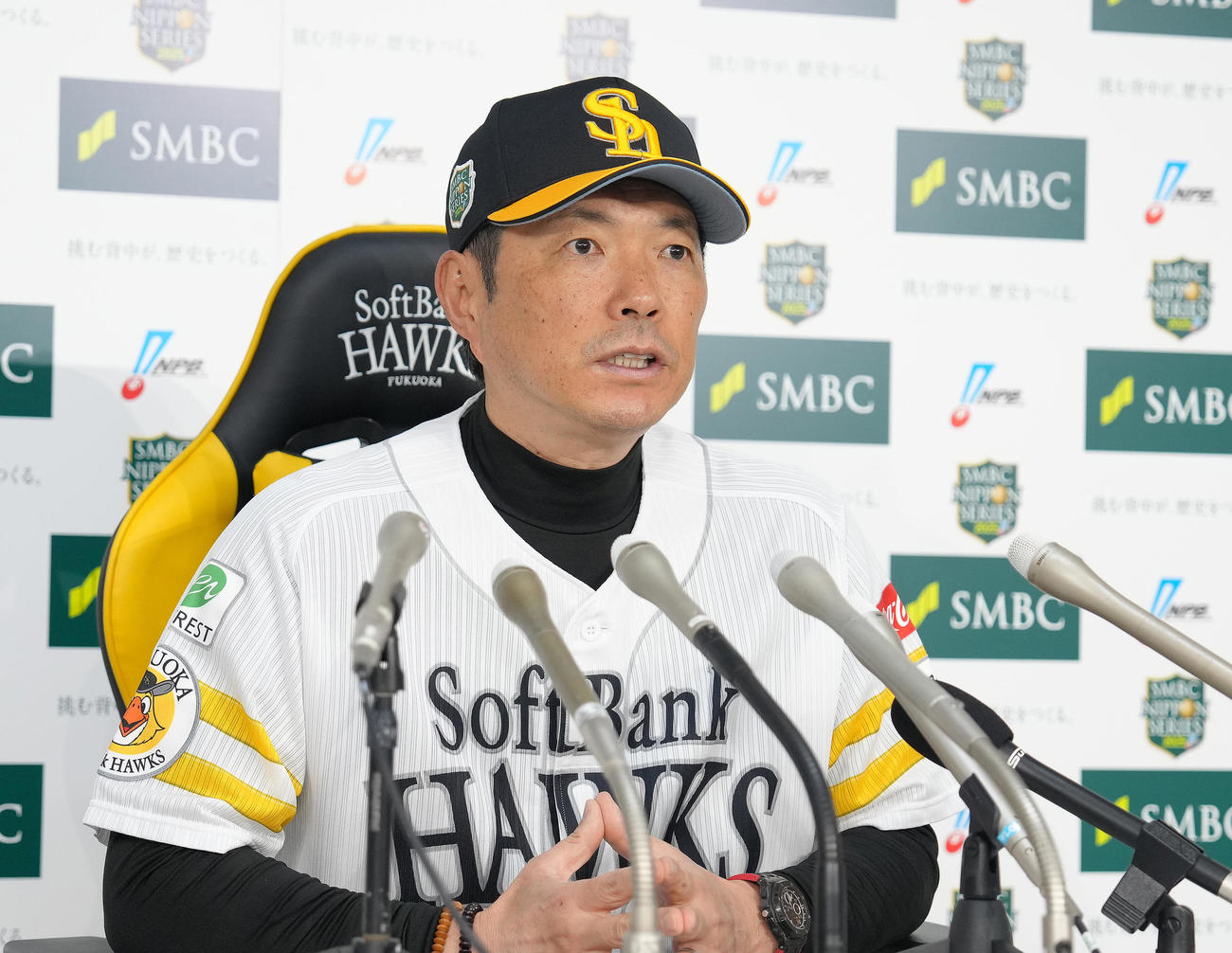 前日会見に臨むソフトバンク小久保監督（撮影・足立雅史）