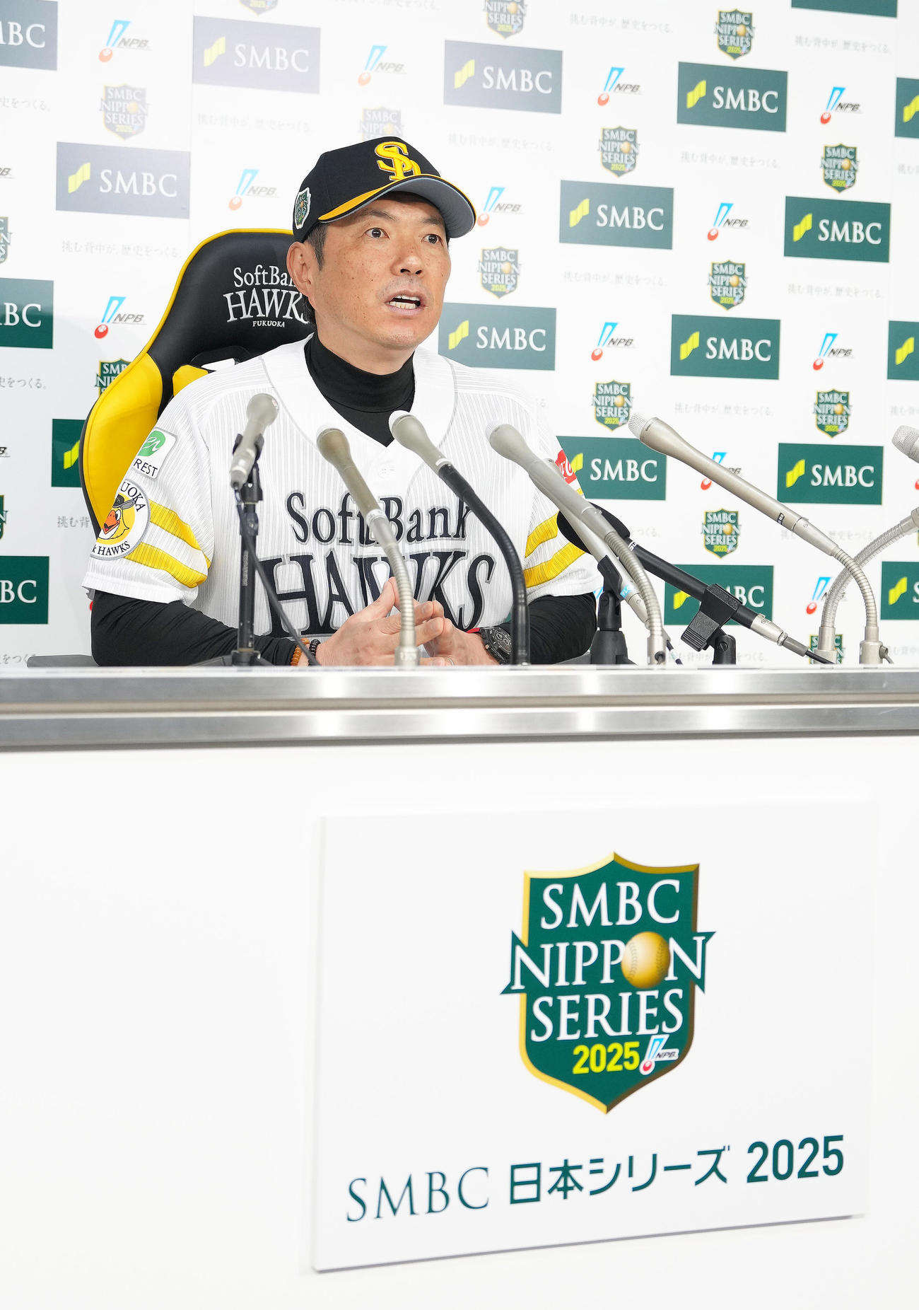 前日会見に臨むソフトバンク小久保監督（撮影・足立雅史）