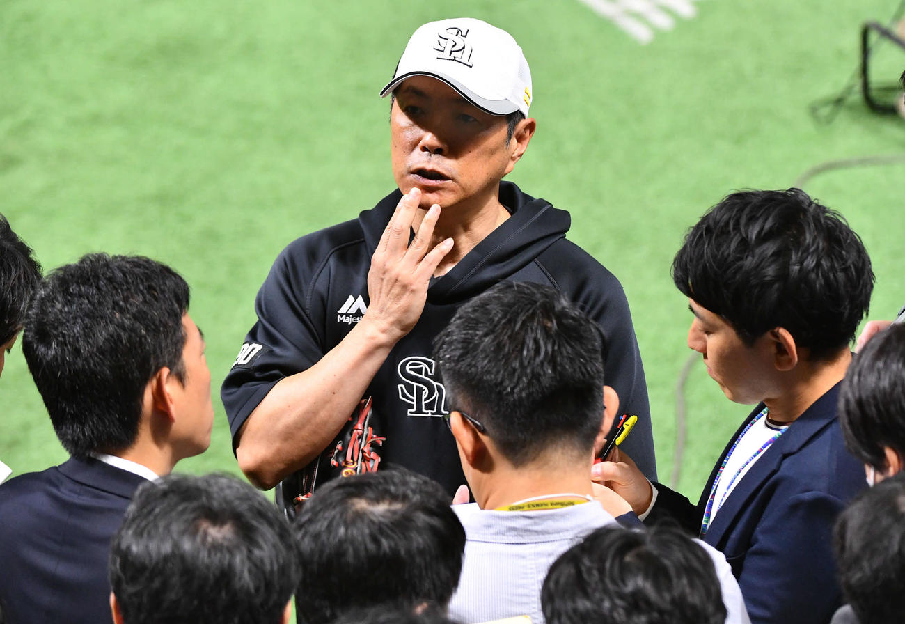 囲み取材を受けるソフトバンク小久保監督（撮影・岩下翔太）