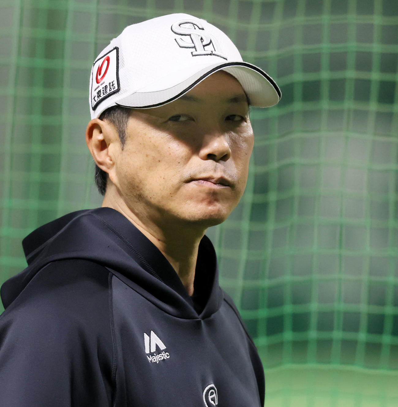 練習でナインを見るソフトバンク小久保監督（撮影・加藤哉）