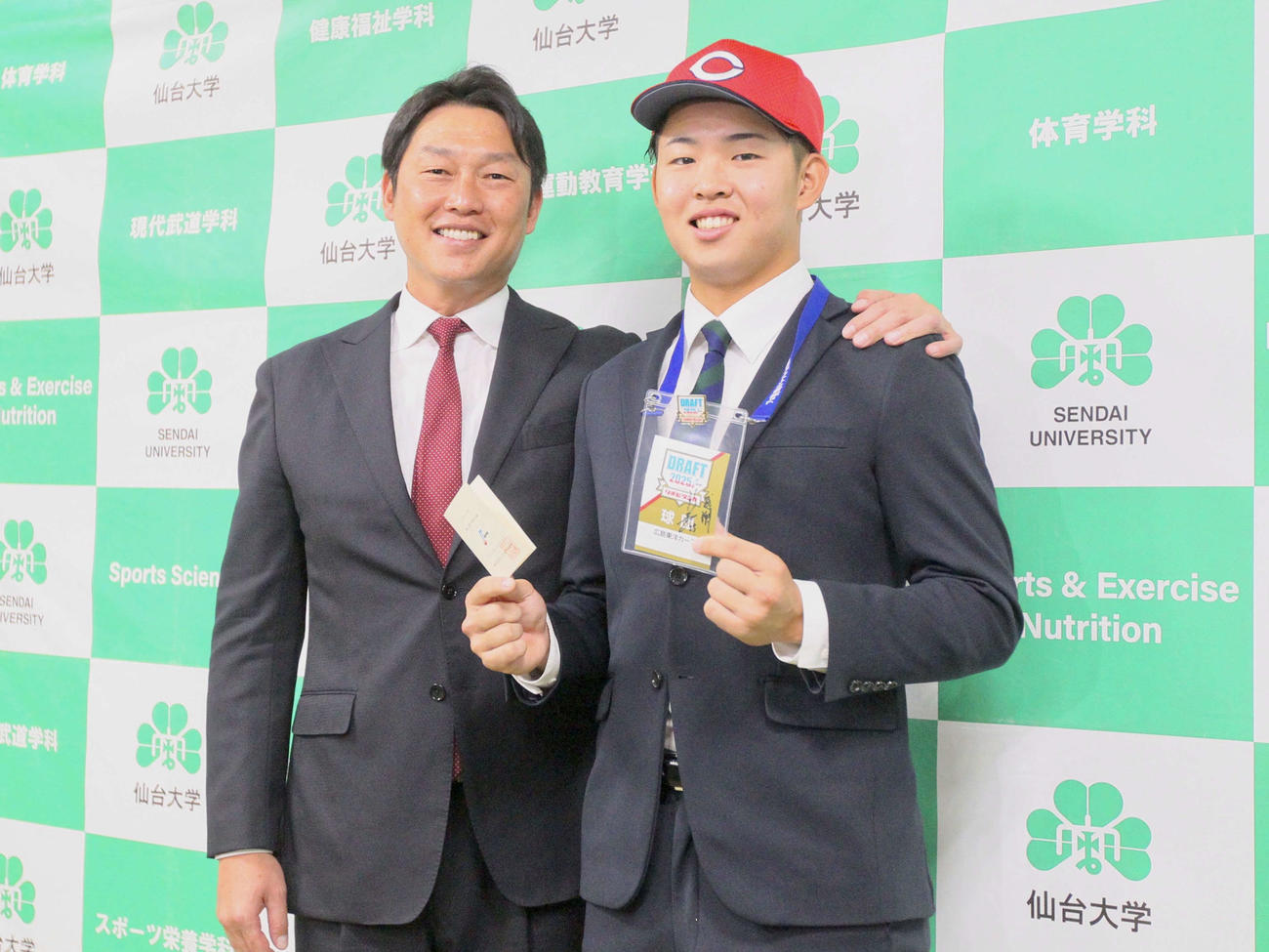 指名あいさつを終え、広島・新井監督から交渉権確定のくじを受け取り、笑顔の仙台大・平川（撮影・高橋香奈）