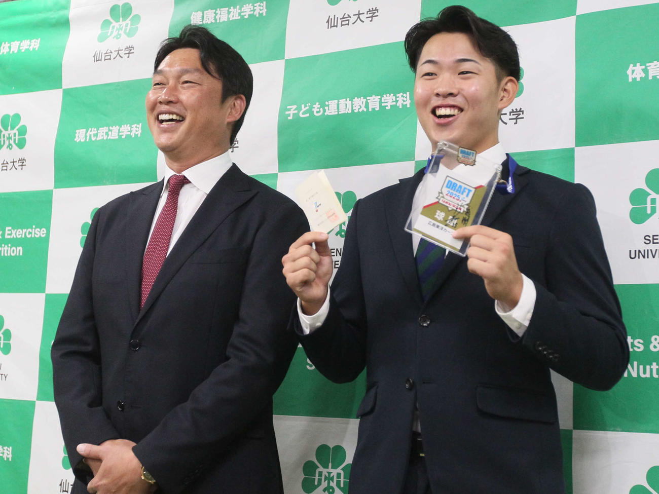 指名あいさつを終え、笑顔の広島・新井監督と仙台大・平川（撮影・高橋香奈）