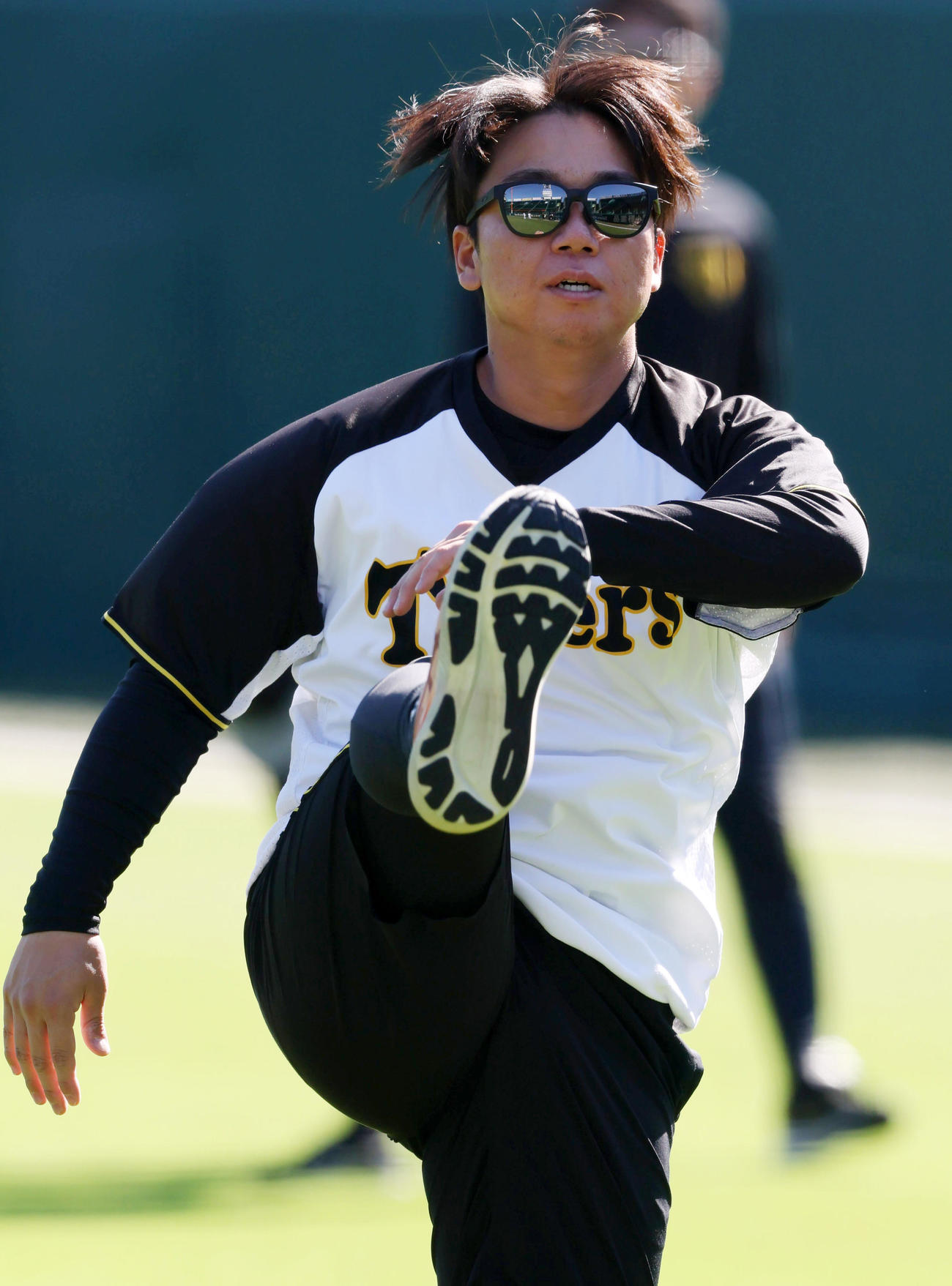 練習でウオーミングアップする阪神村上（2025年10月23日撮影）