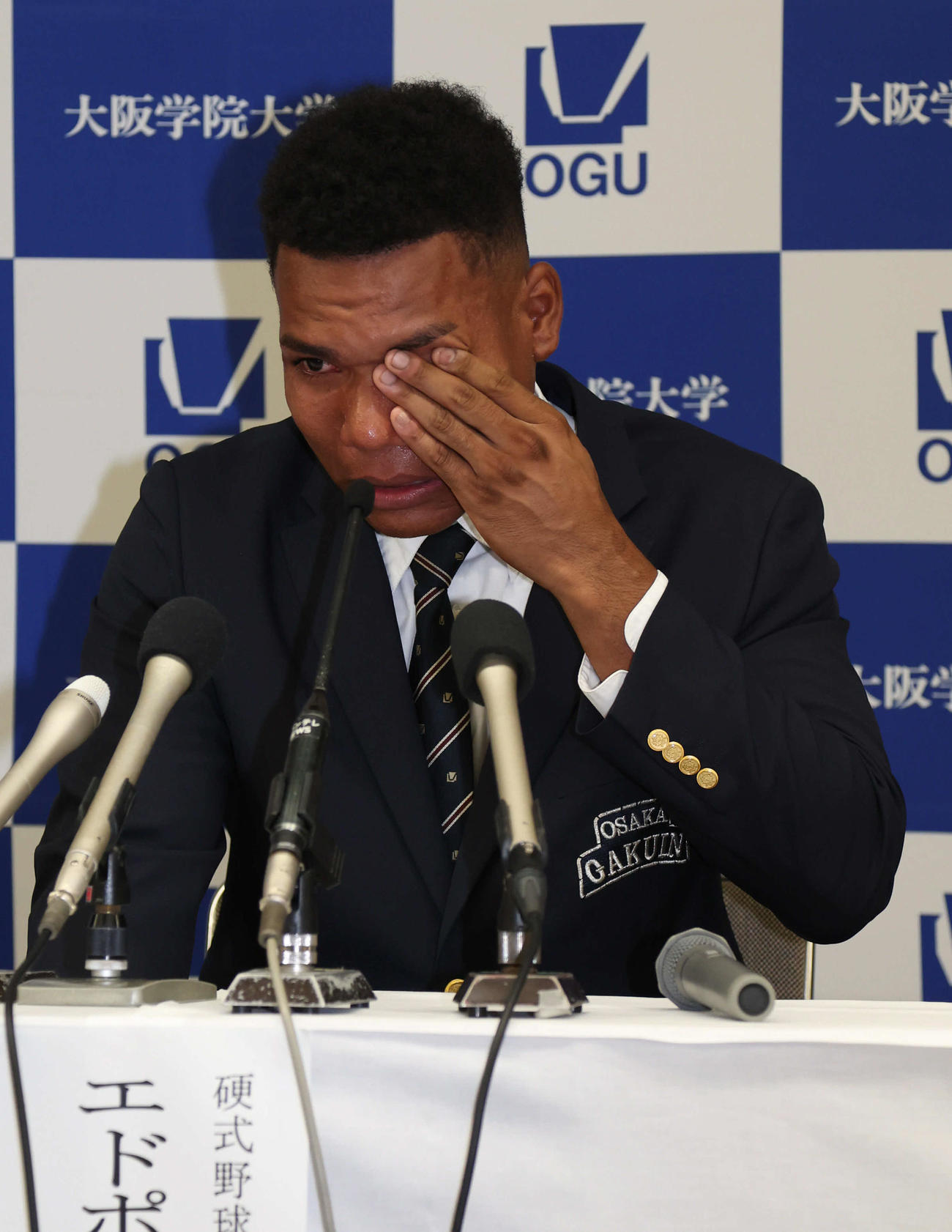 日本ハム2位の大院大・エドポロ・ケインは4年前の指名漏れを思い出し涙を流す（撮影・西尾就之）