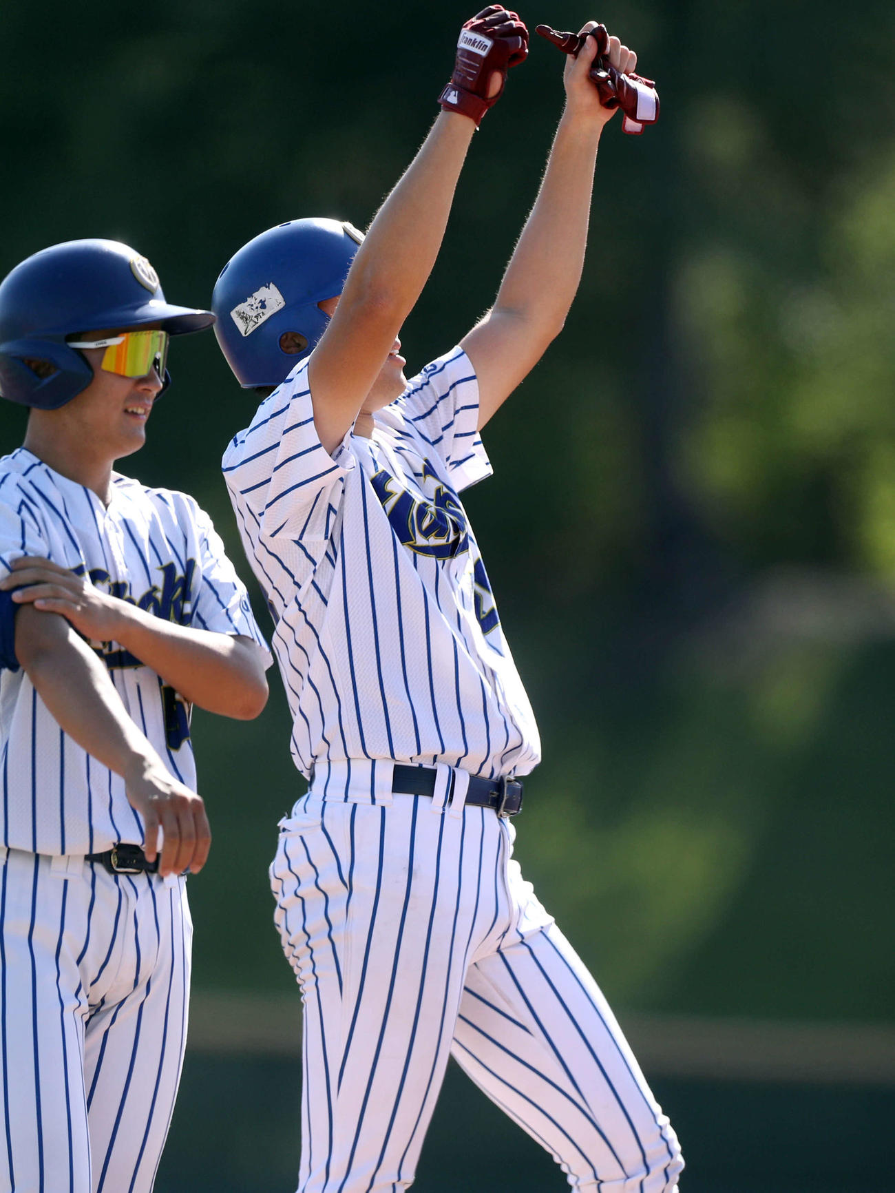 10月15日東北工大戦、6回裏東北学院大2死満塁、走者一掃の中越え適時三塁打を放ち、ガッツポーズする東北学院大・山田（撮影・木村有優）