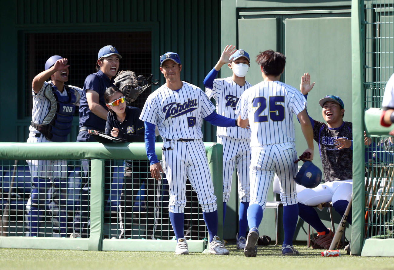 10月15日東北工大戦、6回裏、山田を迎える東北学院大ベンチ（撮影・木村有優）
