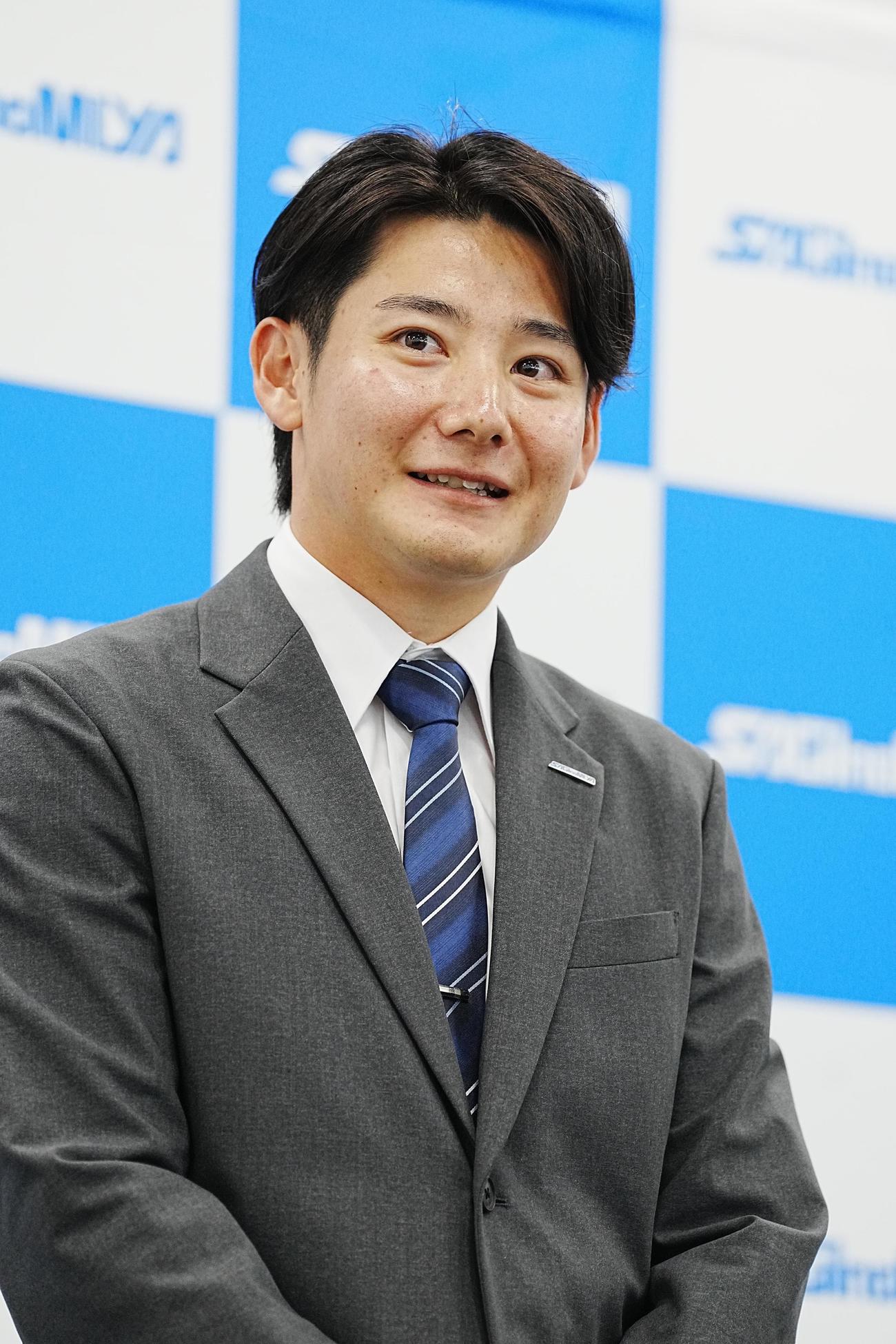 巨人からドラフト1位指名を受けた鷺宮製作所・竹丸は会見で笑顔を見せる（撮影・小沢裕）