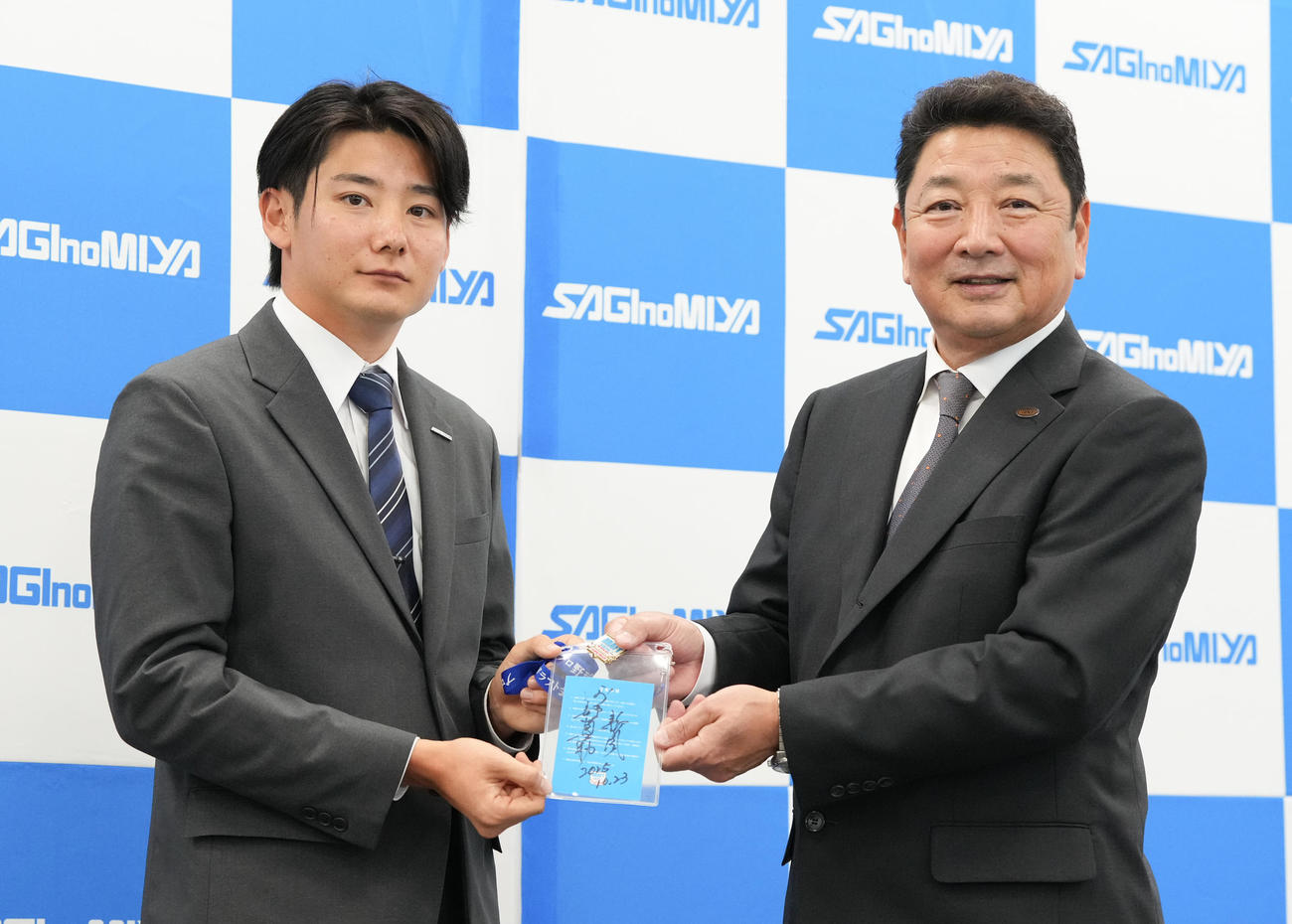 巨人からドラフト1位指名を受けた鷺宮製作所・竹丸（左）は吉村編成本部長から阿部監督のサインが入ったドラフトのパスを贈呈される（撮影・小沢裕）