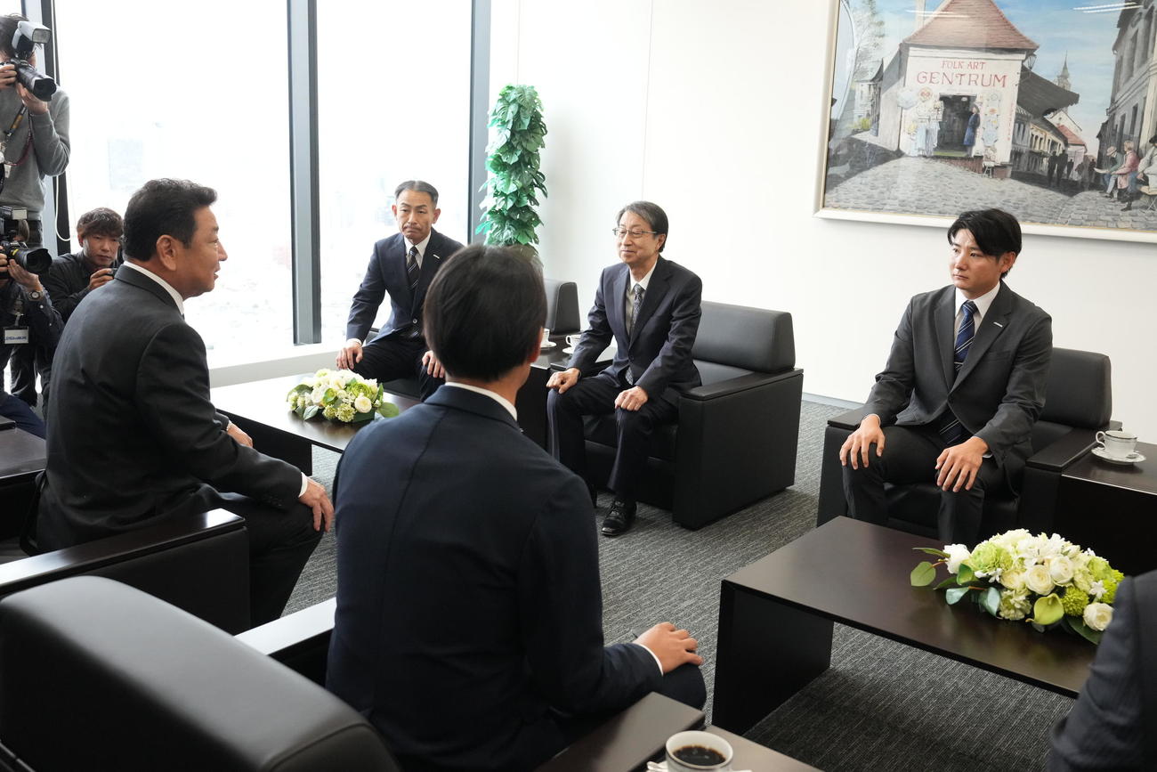 巨人からドラフト1位指名を受けた鷺宮製作所・竹丸（右）は、左から吉村編成本部長、榑松スカウトディレクターらの指名あいさつを受ける＝2025年10月24日