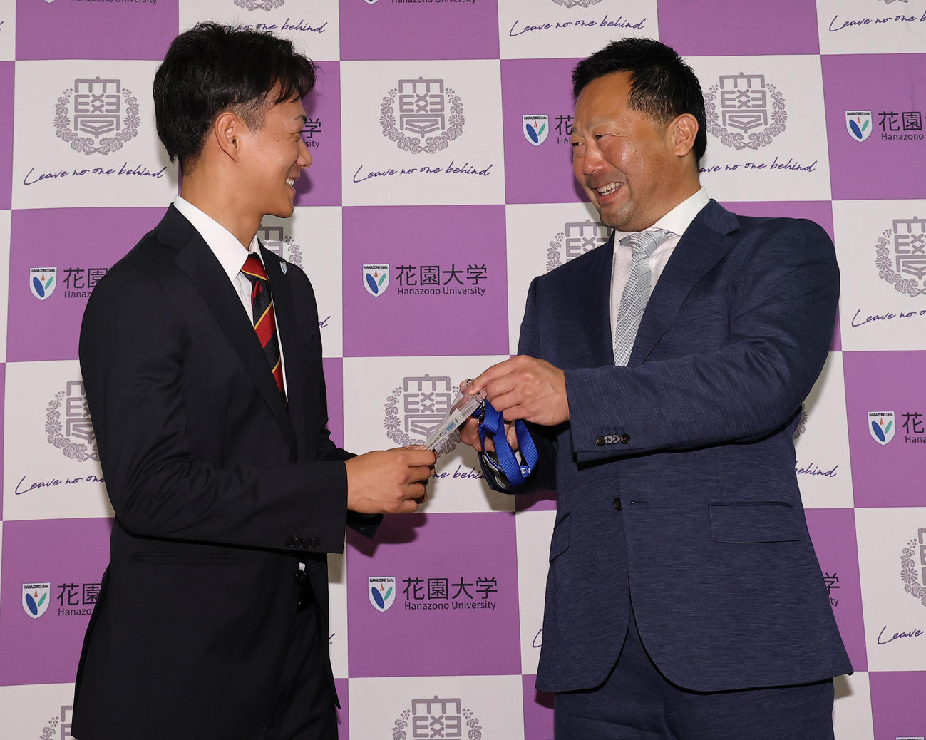 楽天三木肇監督（右）からサイン入りドラフトIDパスを受け取る1位指名を受けた花園大・藤原聡大（撮影・上田博志）