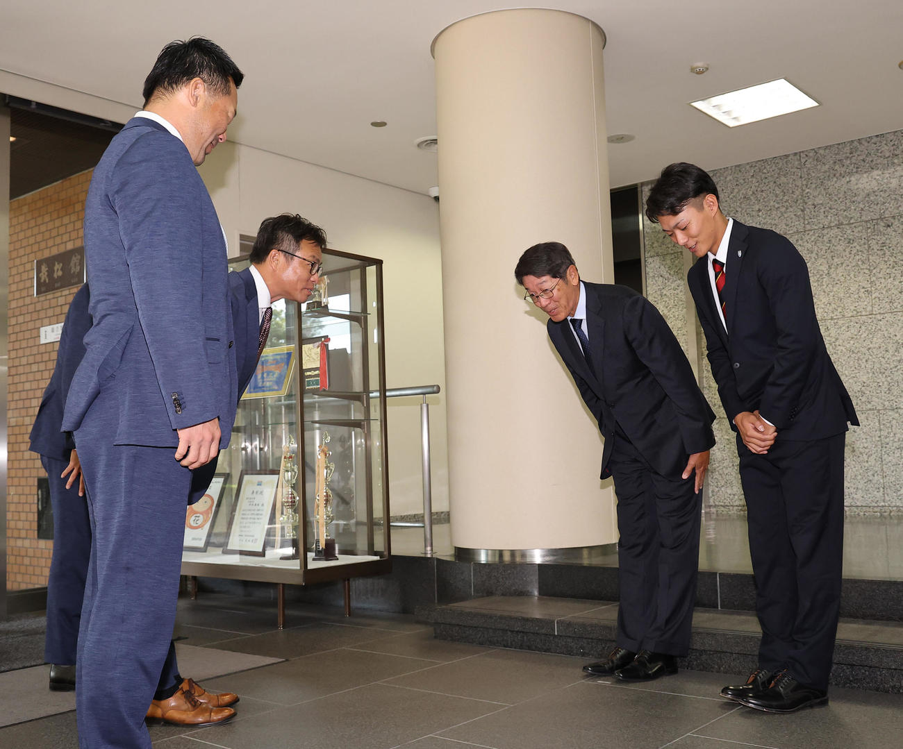 楽天三木監督（左）を出迎えるドラフト1位指名を受けた花園大・藤原（右）と奥本監督（撮影・上田博志）
