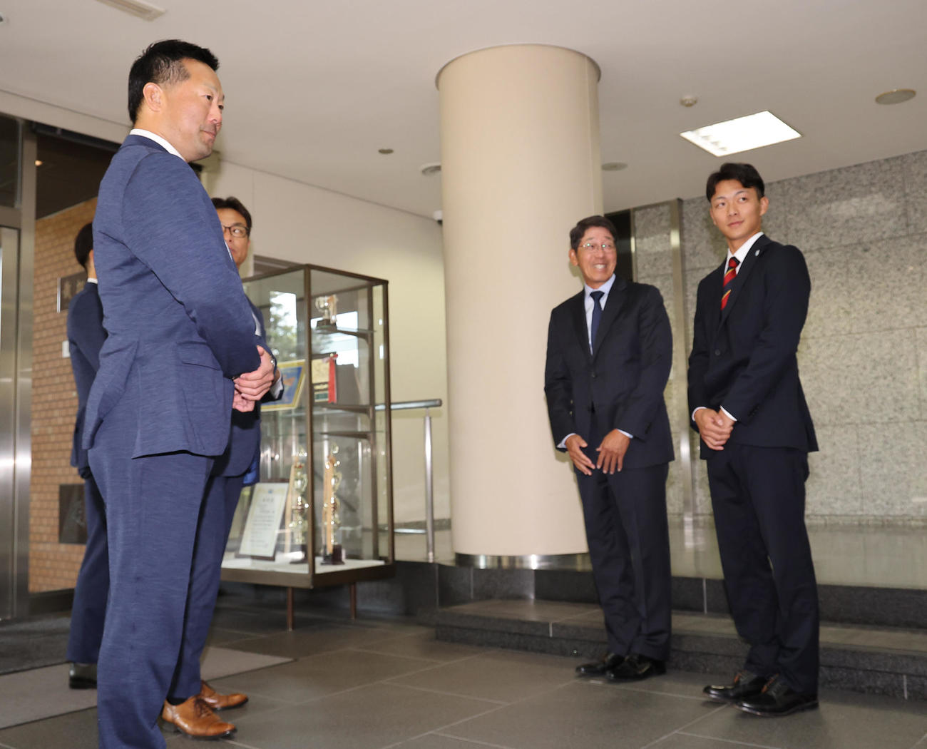 楽天三木監督（左）を出迎えるドラフト1位指名を受けた花園大・藤原（右）と奥本監督（撮影・上田博志）