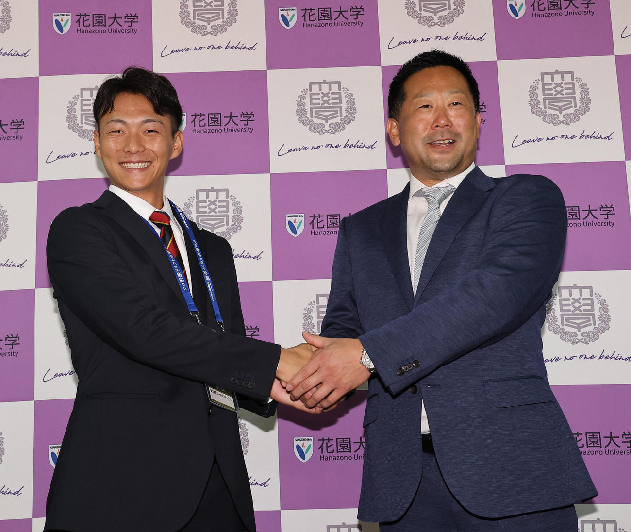 楽天1位指名を受けた花園大・藤原（左）は三木監督と笑顔で握手を交わす（撮影・上田博志）