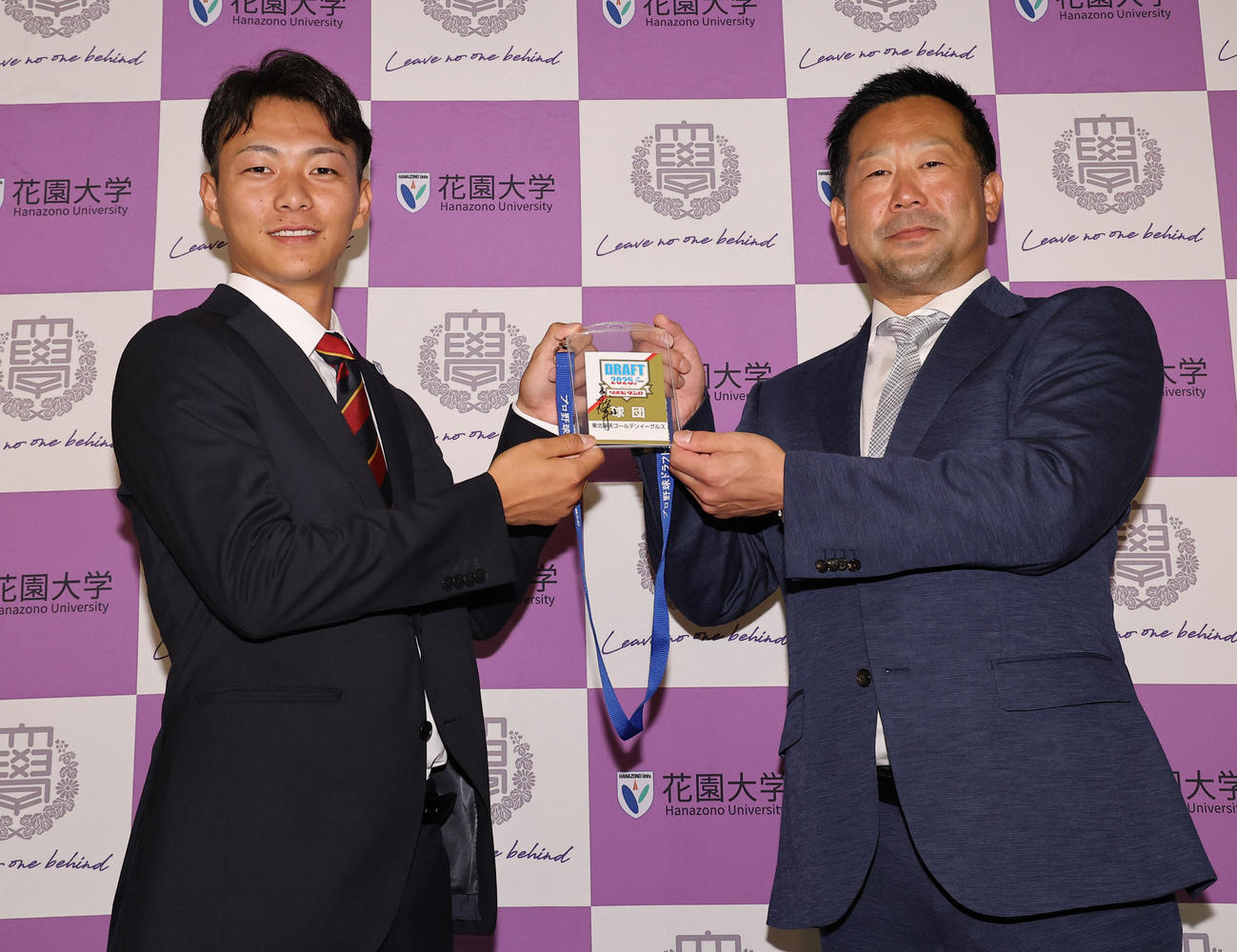 楽天から1位指名を受けた花園大・藤原（左）は三木監督からサイン入りドラフトIDパスを受け取る（撮影・上田博志）