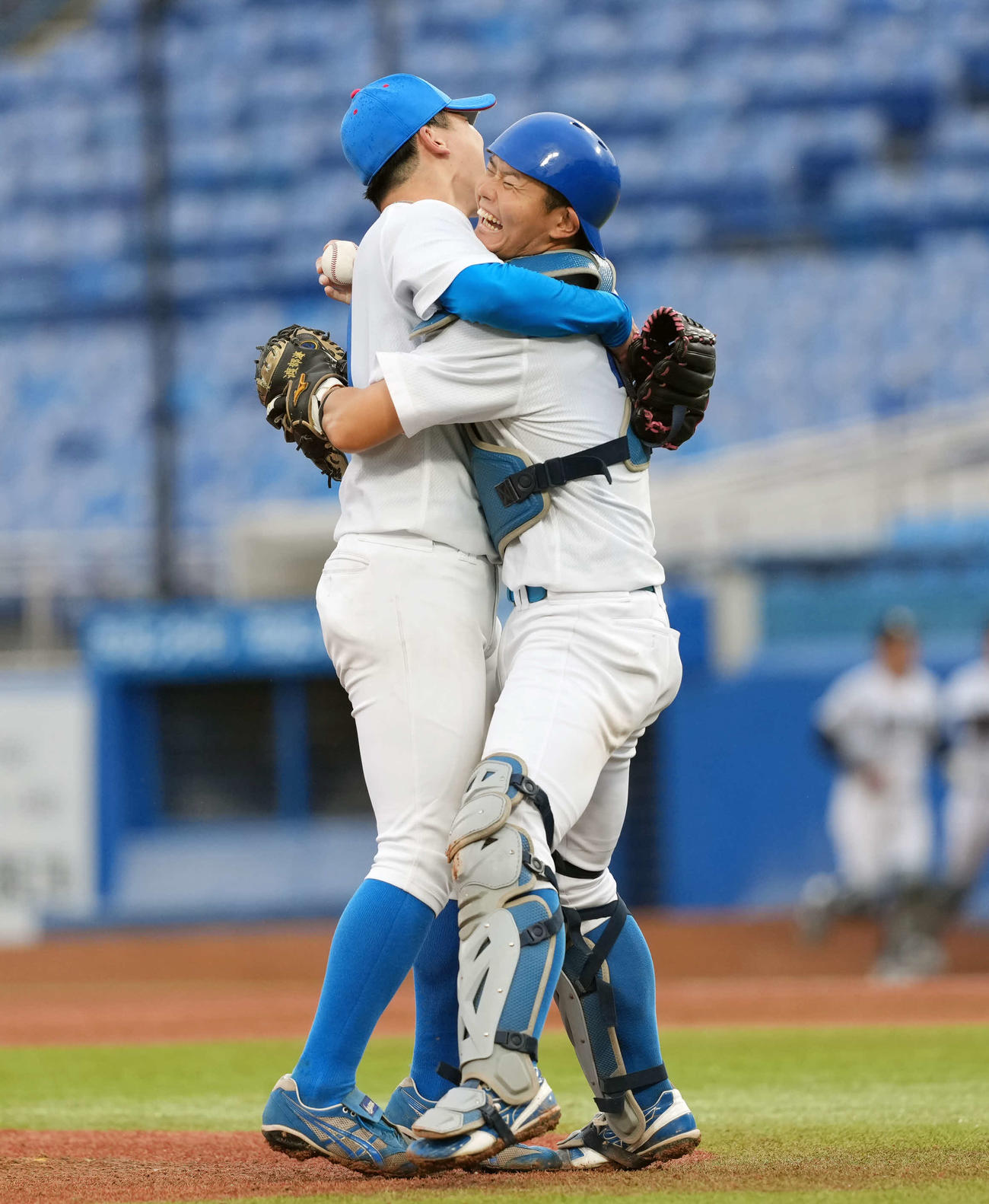 亜大対青学大　優勝し抱き合う青学大・中西（左）と渡部（撮影・小島史椰）