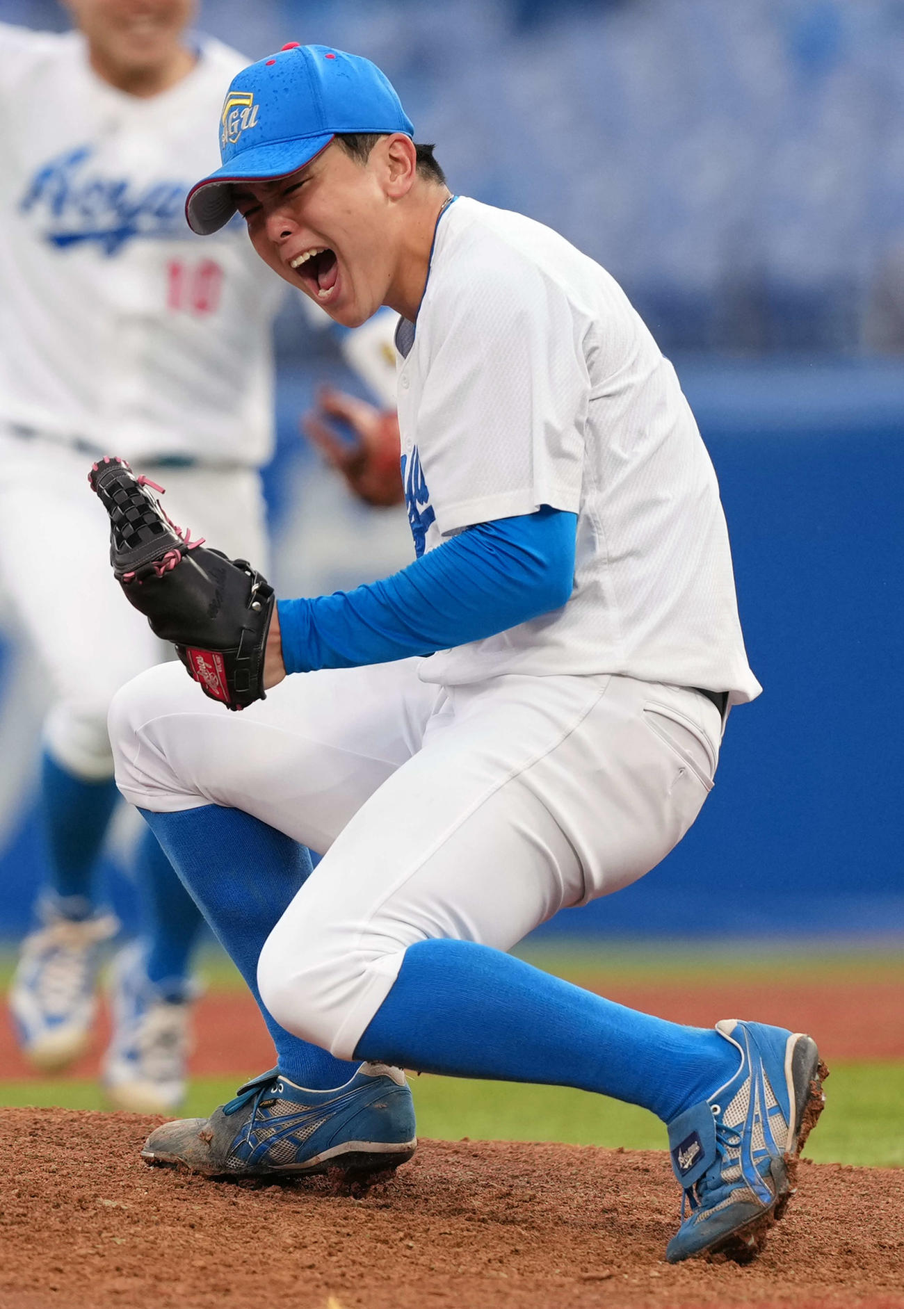 亜大対青学大　優勝し喜びを爆発させる青学大・中西（撮影・小島史椰）