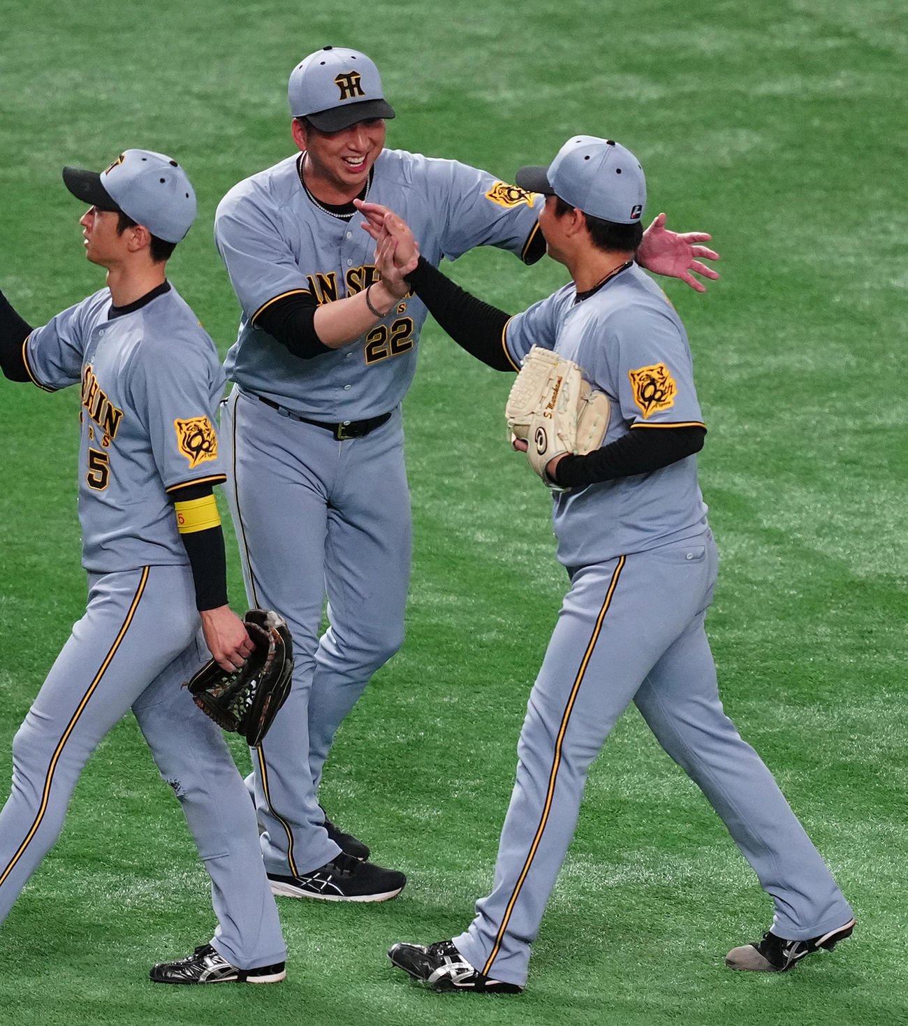 村上を笑顔で迎える阪神藤川監督（中央）（2025年8月撮影）