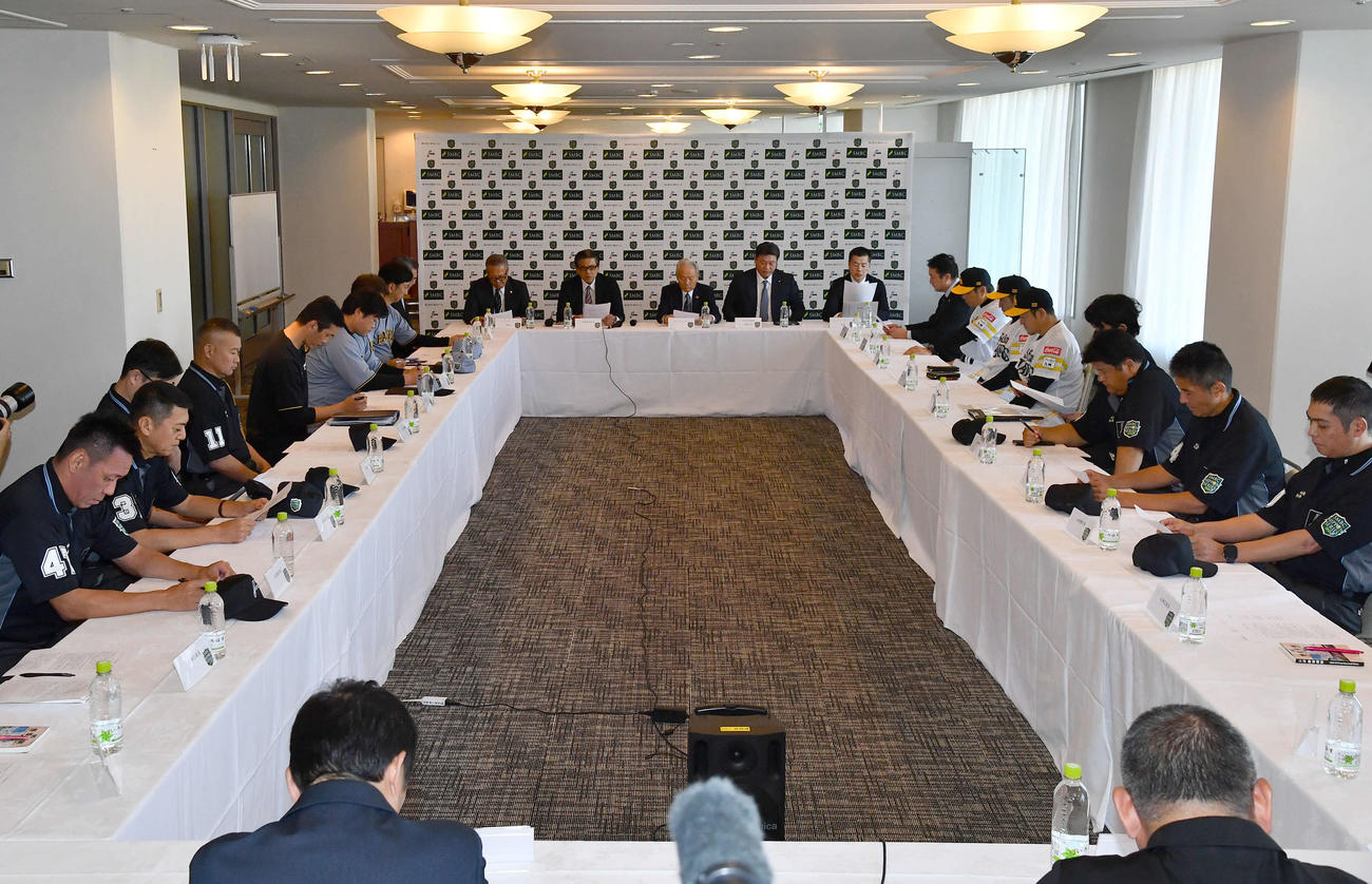 日本シリーズ前日の監督会議で開催要項などをNPB榊〓〓原コミッショナー（中央）と確認するソフトバンク首脳陣（右列）、阪神首脳陣（左列）と審判団（撮影・岩下翔太）