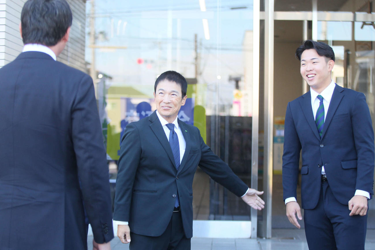 指名あいさつに訪れた広島新井貴浩監督を迎え入れる仙台大・平川（右）と森本監督（撮影・高橋香奈）