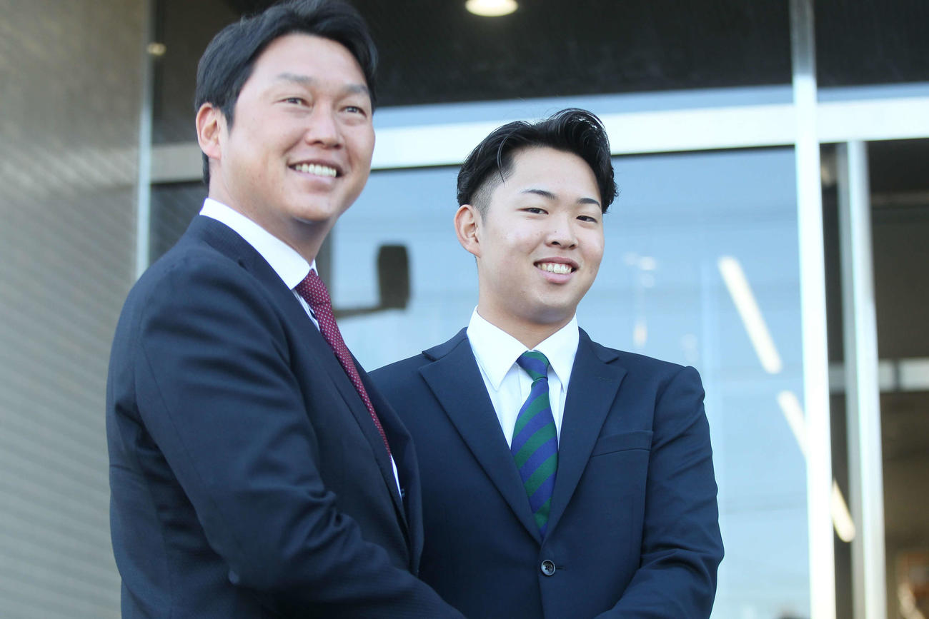 初対面した広島・新井監督（左）と仙台大・平川（撮影・高橋香奈）
