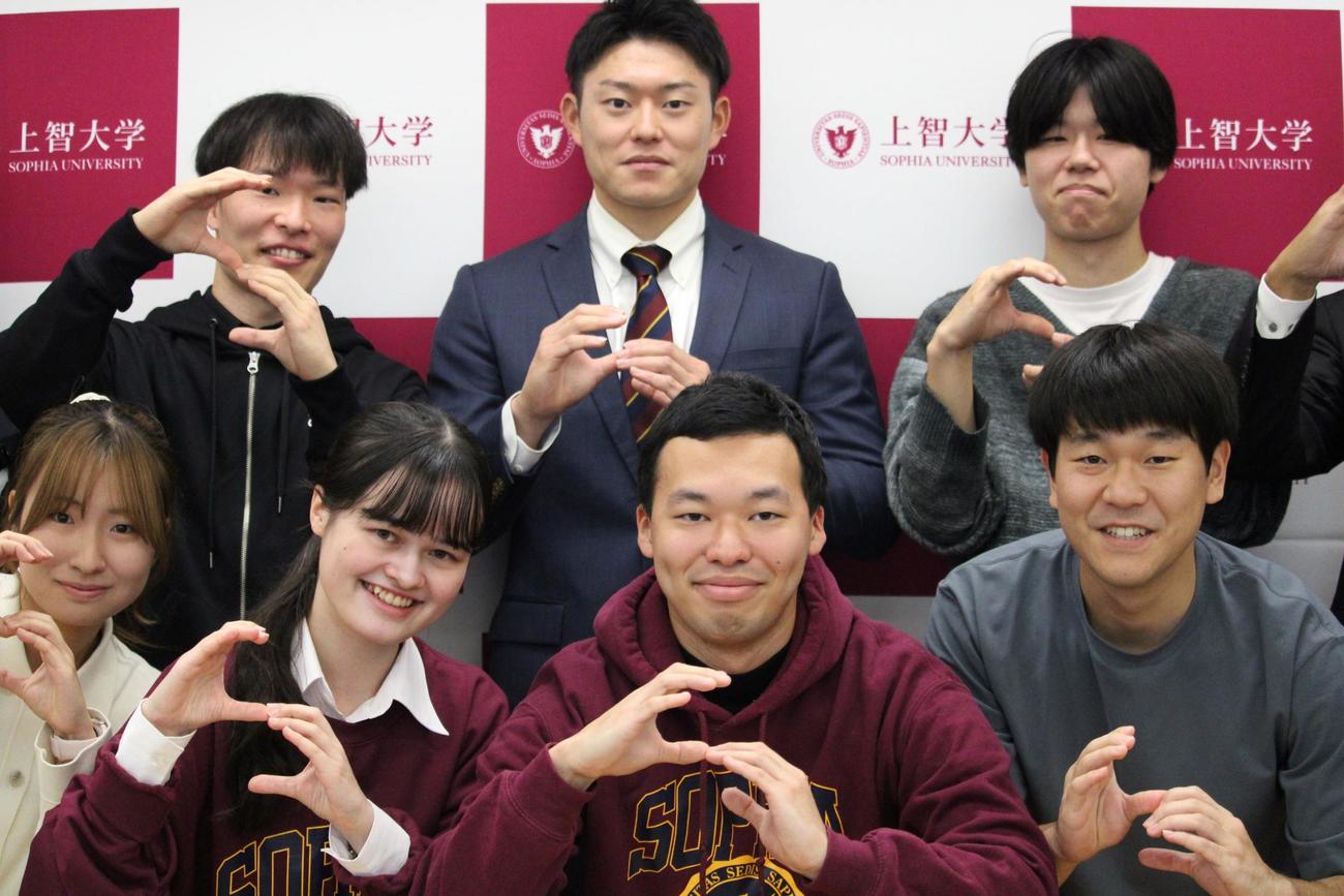 上智大「Sophia」のSポーズを作る西武育成6位の正木（後列中央）と学生たち（撮影・金子真仁）