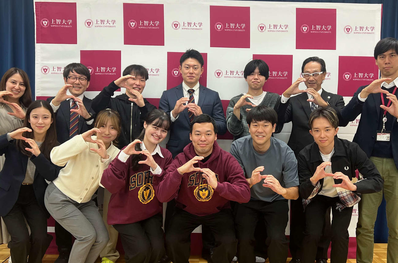 上智大の学生や職員と「Sophia」のSポーズをする西武育成6位の正木（後列中央）（撮影・金子真仁）