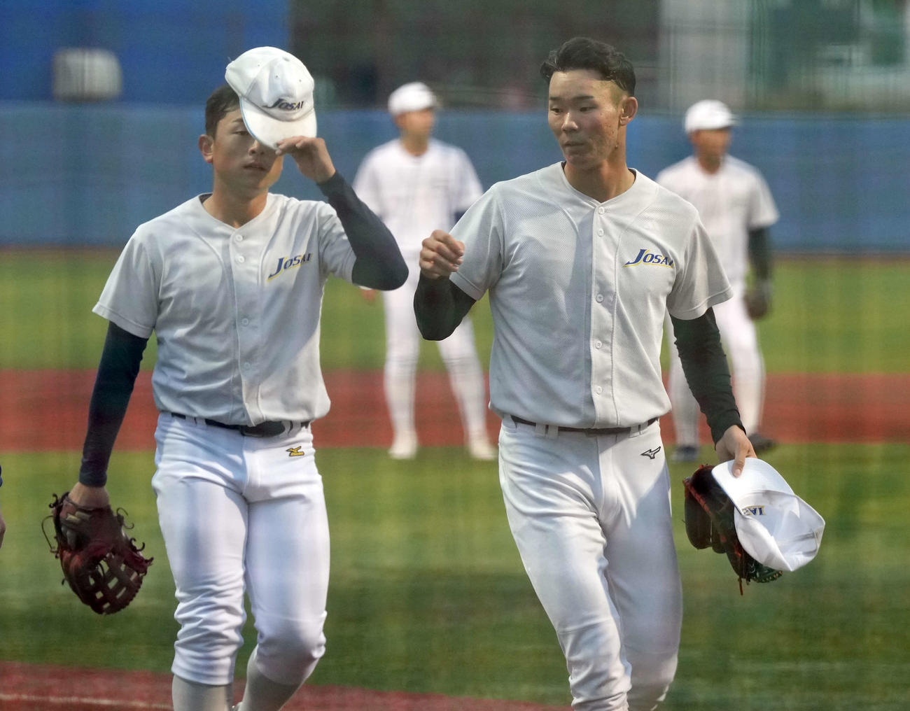 練習をするドラフト2位の城西大・松川（右）（撮影・たえ見朱実）