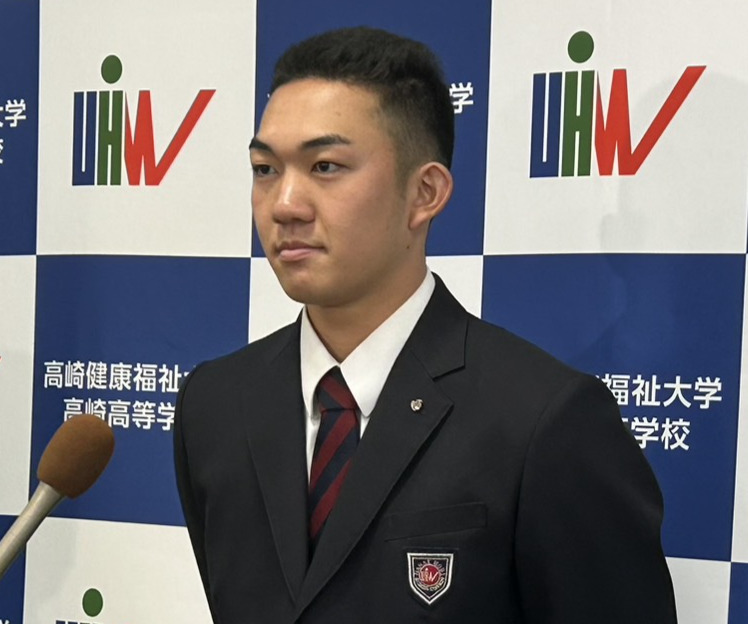 指名あいさつを受けた健大高崎・石垣（撮影・星夏穂）