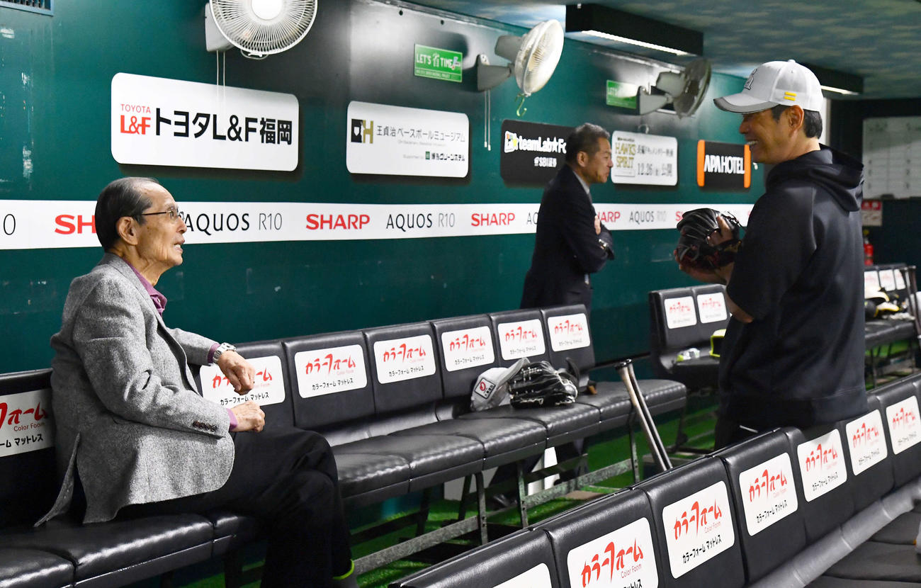 王球団会長（左）と笑顔で話すソフトバンク小久保監督（撮影・岩下翔太）