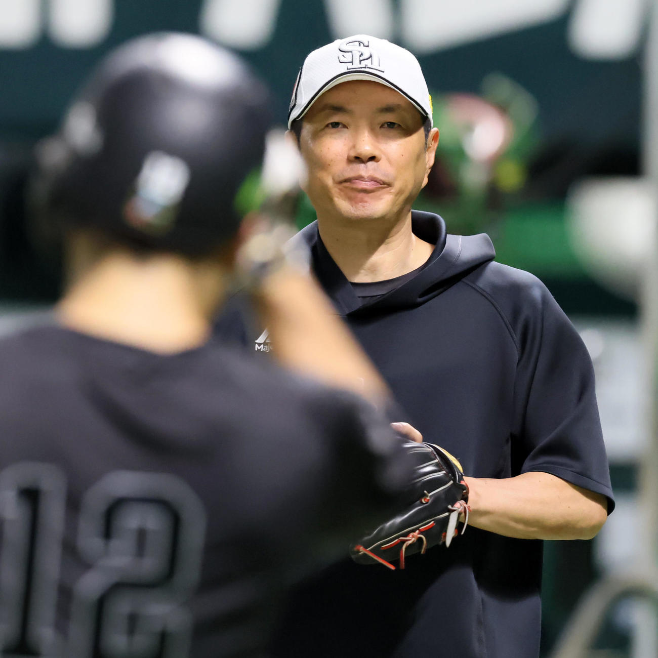 ナインの練習を見るソフトバンク小久保監督（撮影・加藤哉）