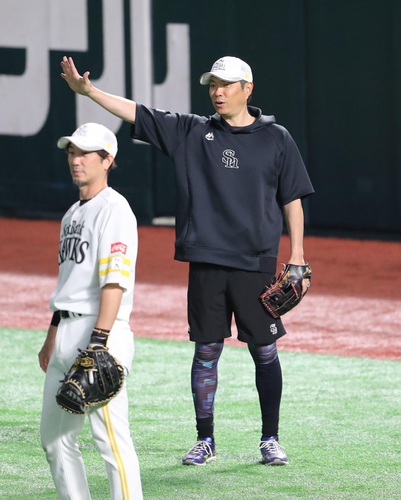 ナインにあいさつしながら外野付近をまわる小久保監督（撮影・梅根麻紀）