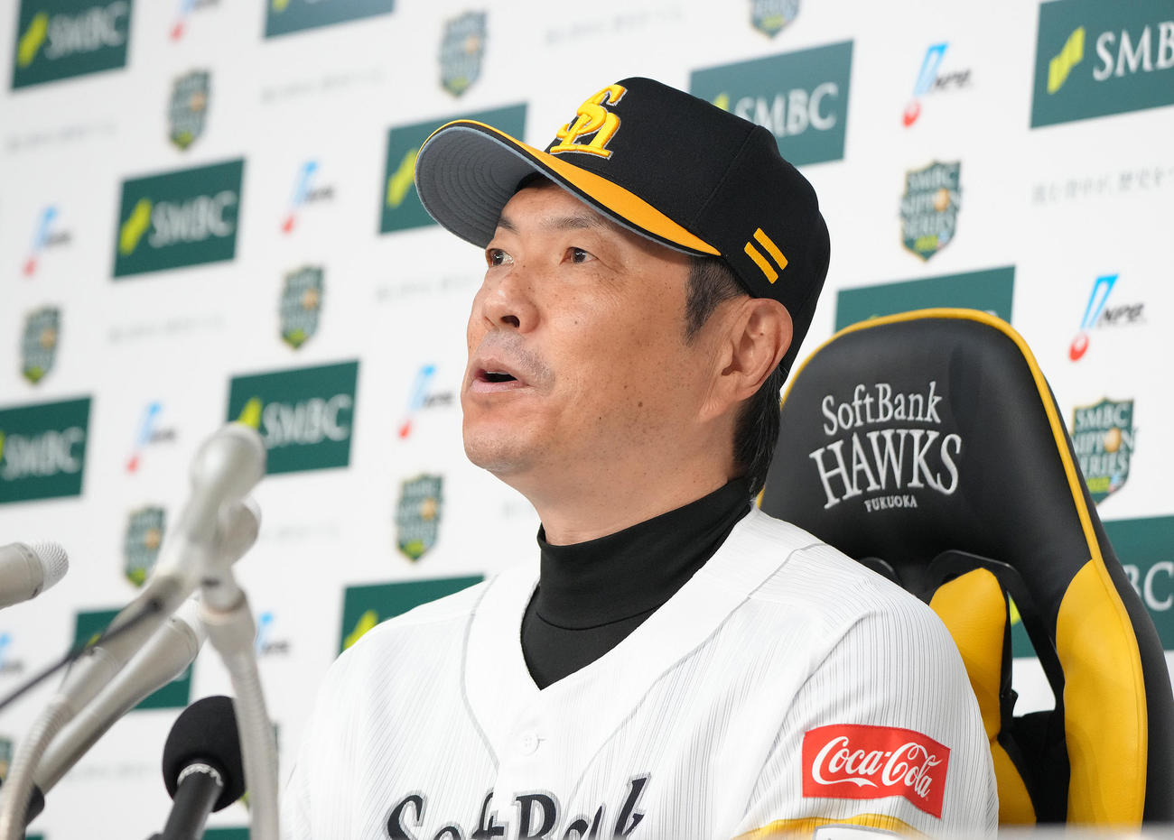 前日会見に臨むソフトバンク小久保監督（撮影・足立雅史）