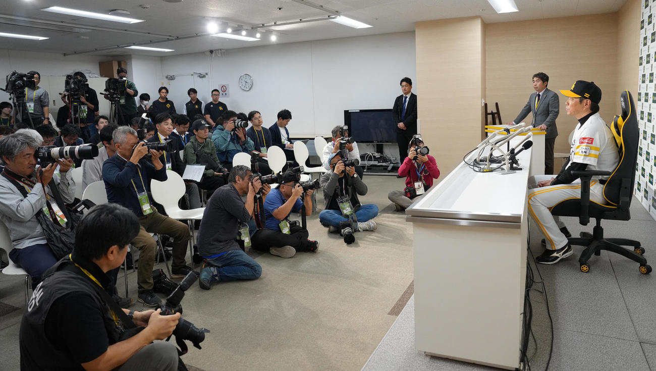 前日会見に臨むソフトバンク小久保監督（撮影・足立雅史）