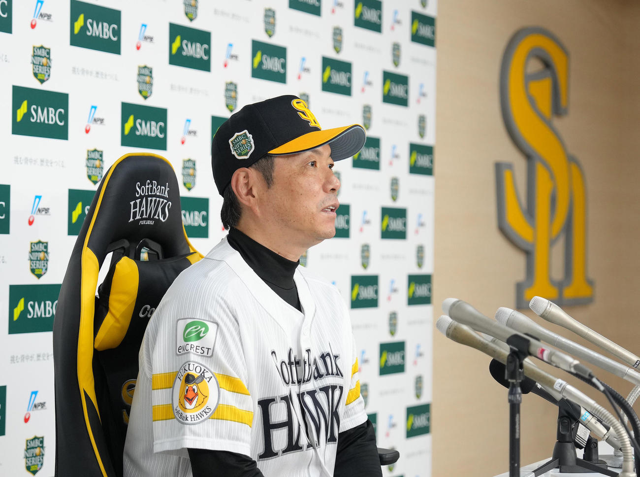 前日会見に臨むソフトバンク小久保監督（撮影・足立雅史）