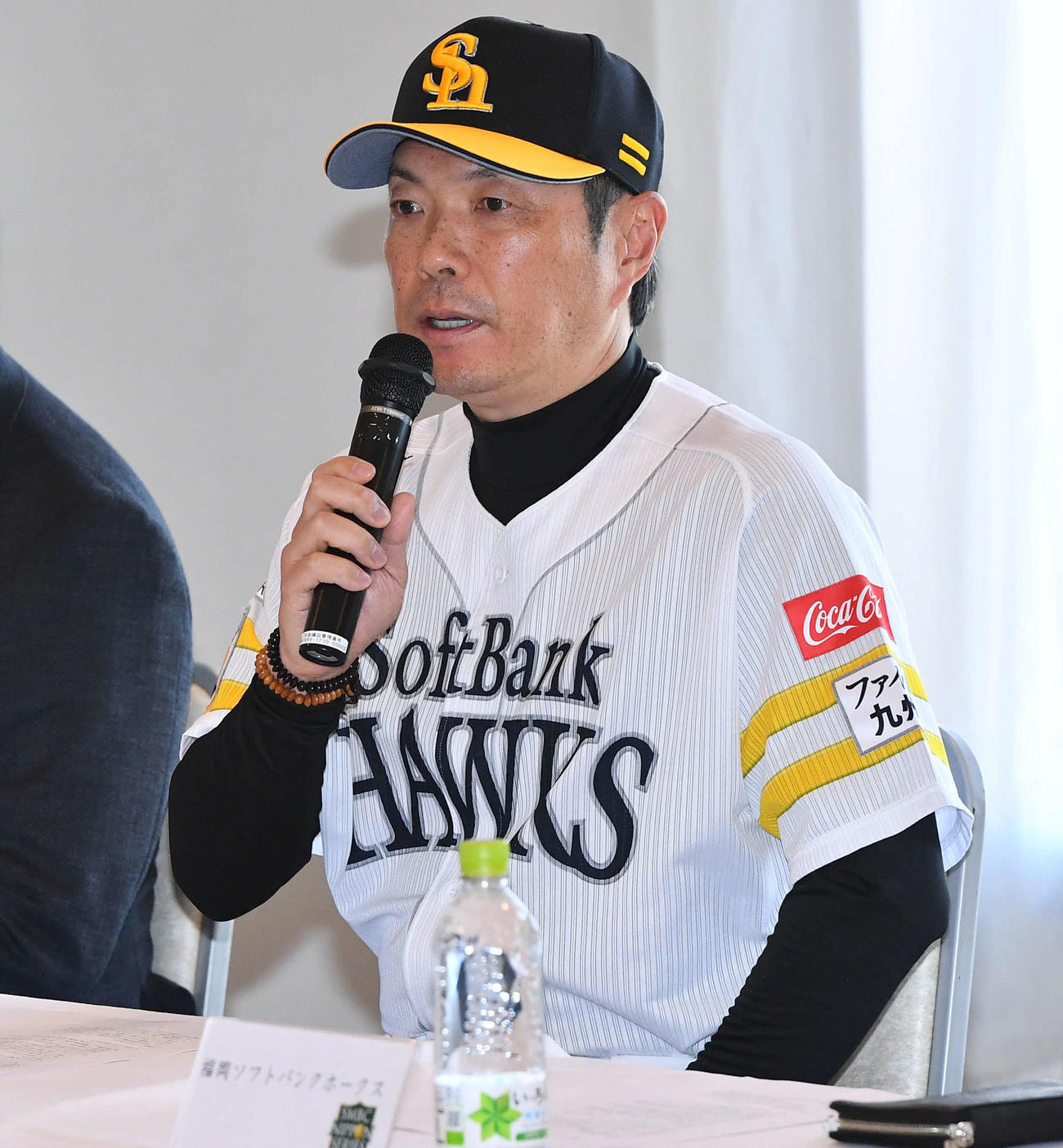 日本シリーズ前日の監督会議であいさつするソフトバンク小久保監督（撮影・岩下翔太）