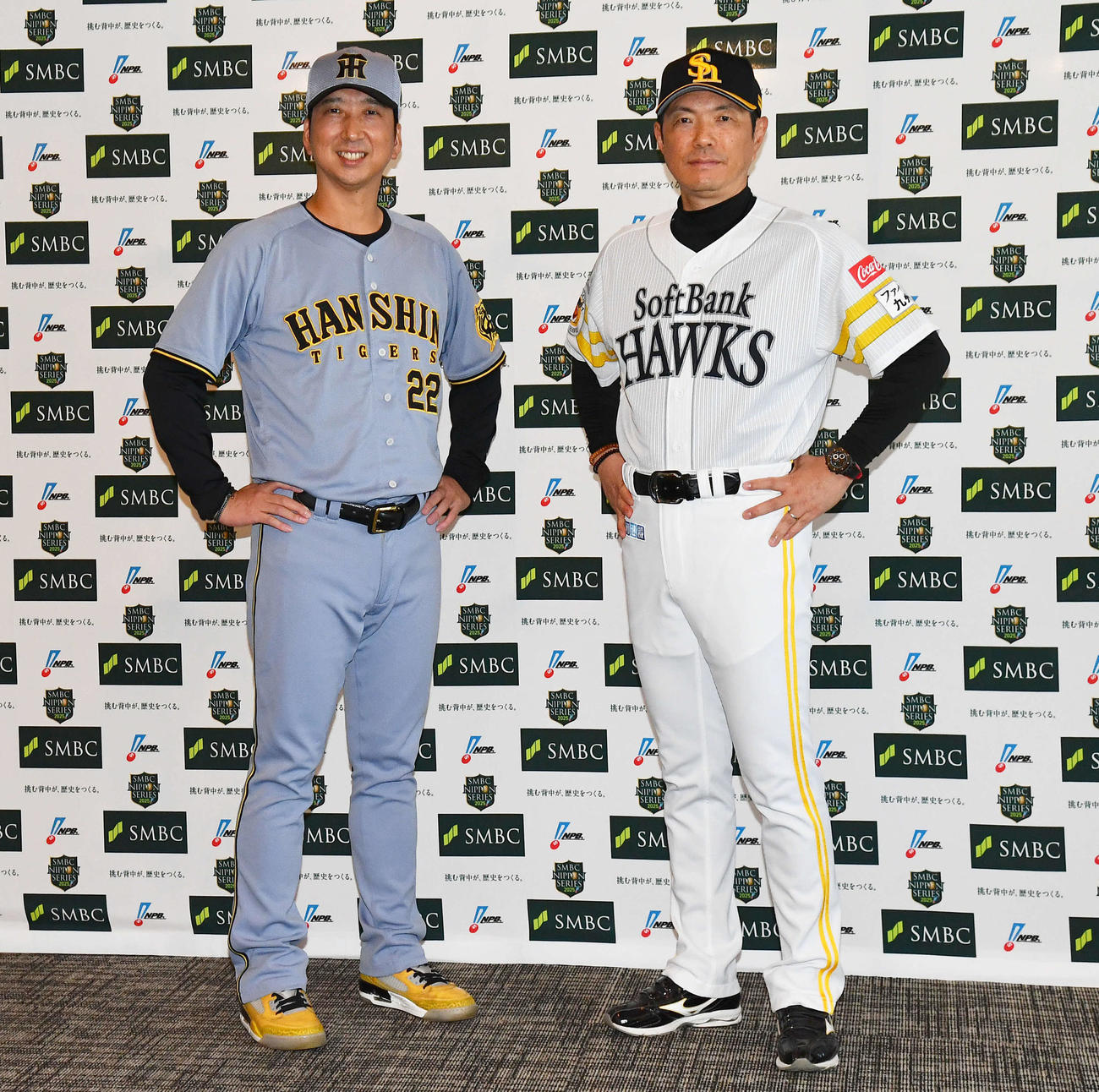 日本シリーズ前日の監督会議を終えてポーズを決める、阪神藤川監督（左）とソフトバンク小久保監督（撮影・岩下翔太）