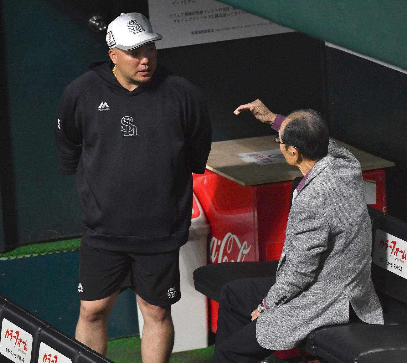 王球団会長（右）と話すソフトバンク山川（撮影・岩下翔太）