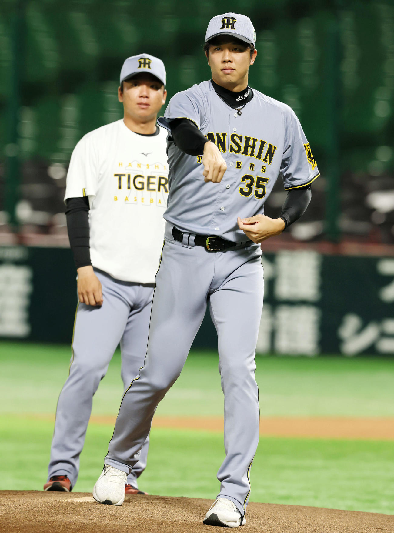 練習でマウンドを確認する阪神才木（撮影・加藤哉）