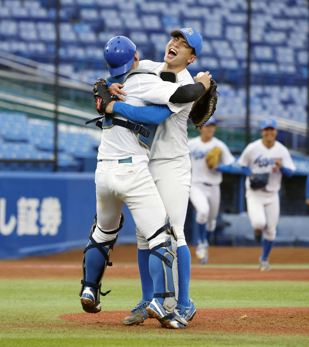亜大対青学大　優勝を決め、抱き合って喜ぶ青学大・中西投手（右）と渡部捕手（撮影・山本朝陽）