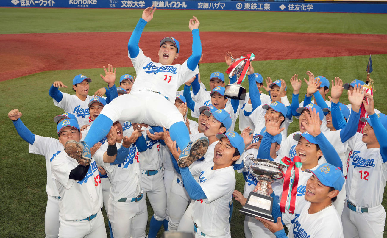 亜大対青学大　優勝し喜ぶナインに胴上げされる青学大・中西（中央）（撮影・小島史椰）