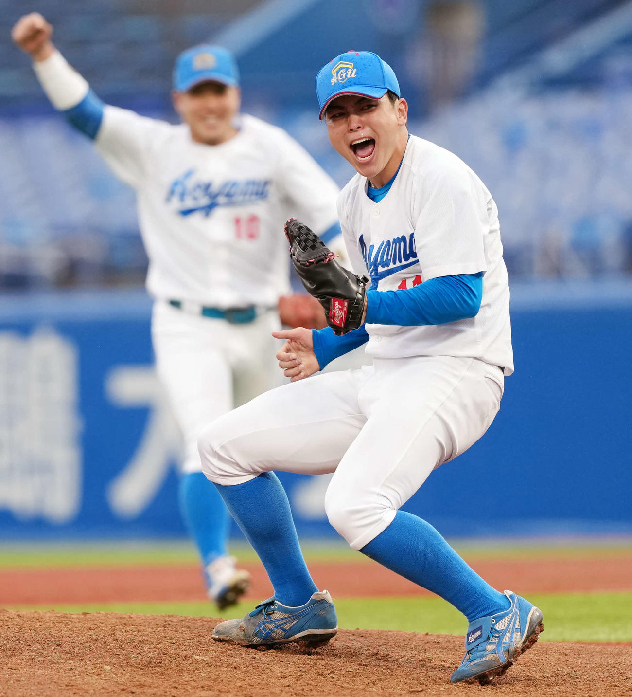亜大対青学大　亜大に勝利し喜びを爆発させる青学大・中西（撮影・小島史椰）