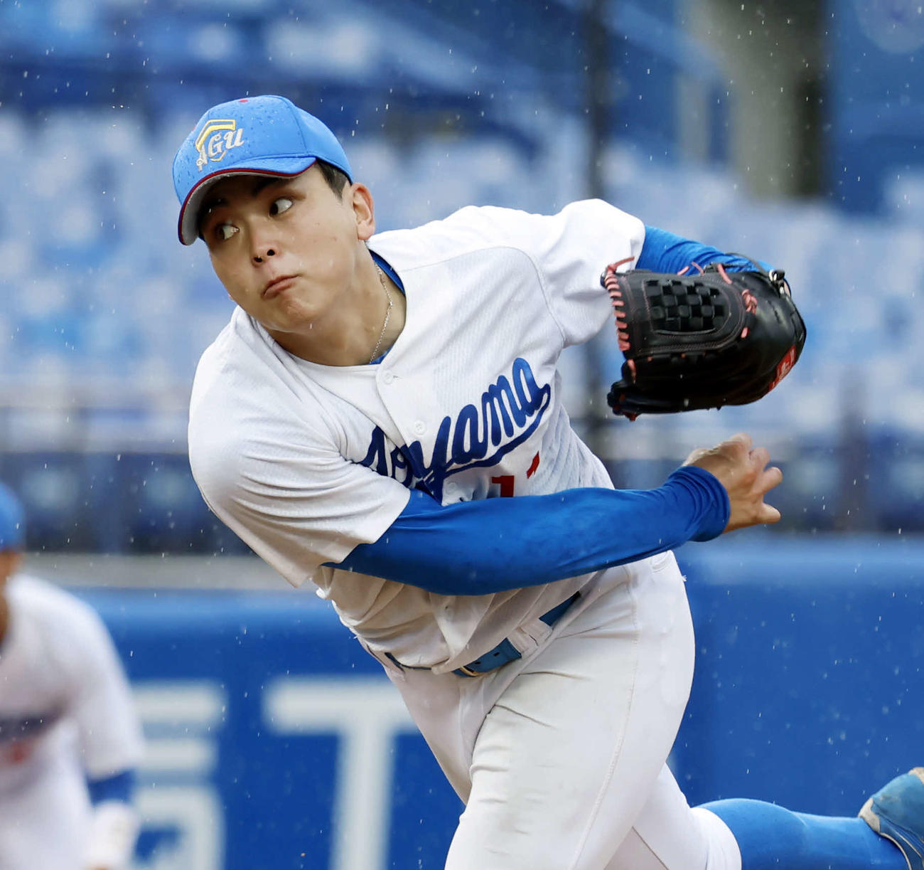 亜大対青学大　力投する青学大・中西（撮影・山本朝陽）