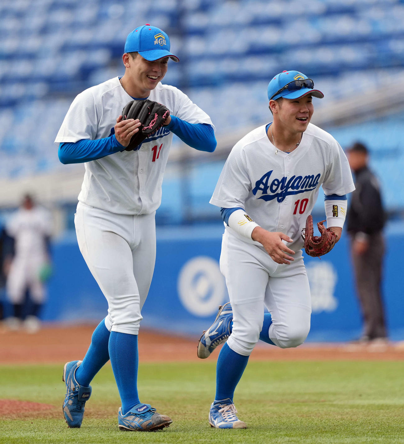 亜大対青学大　4表亜大2死、伊藤を右飛で仕留め笑顔を見せる青学大・中西（左）と小田（撮影・小島史椰）