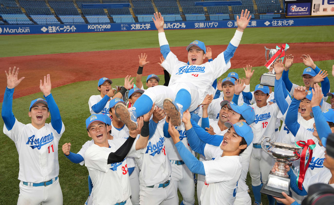 亜大対青学大　優勝し喜ぶナインに胴上げされる青学大・小田（中央）（撮影・小島史椰）