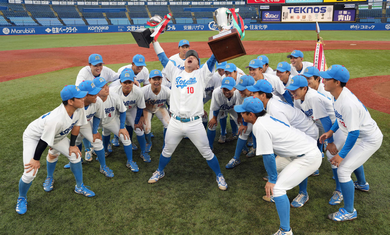 亜大対青学大　優勝し叫ぶ青学大・小田（中央）と囲む青学大の選手たち（撮影・小島史椰）