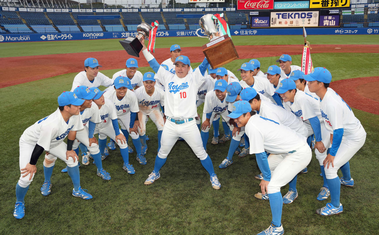 亜大対青学大　優勝し叫ぶ青学大・小田（中央）と囲む青学大の選手たち（撮影・小島史椰）